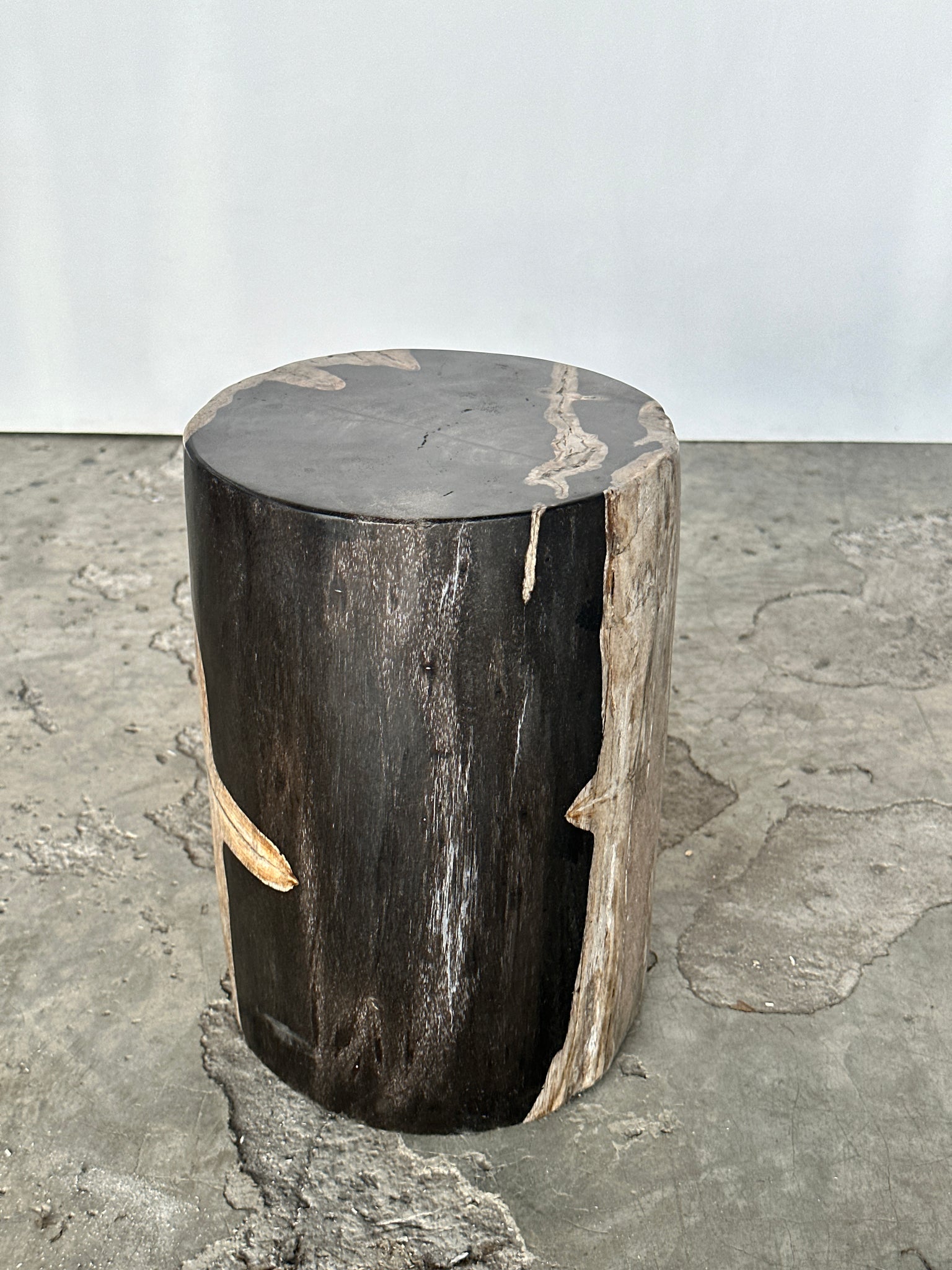 Petite table d'appoint en bois pétrifié noire trait blanc H:28cm D:19cm