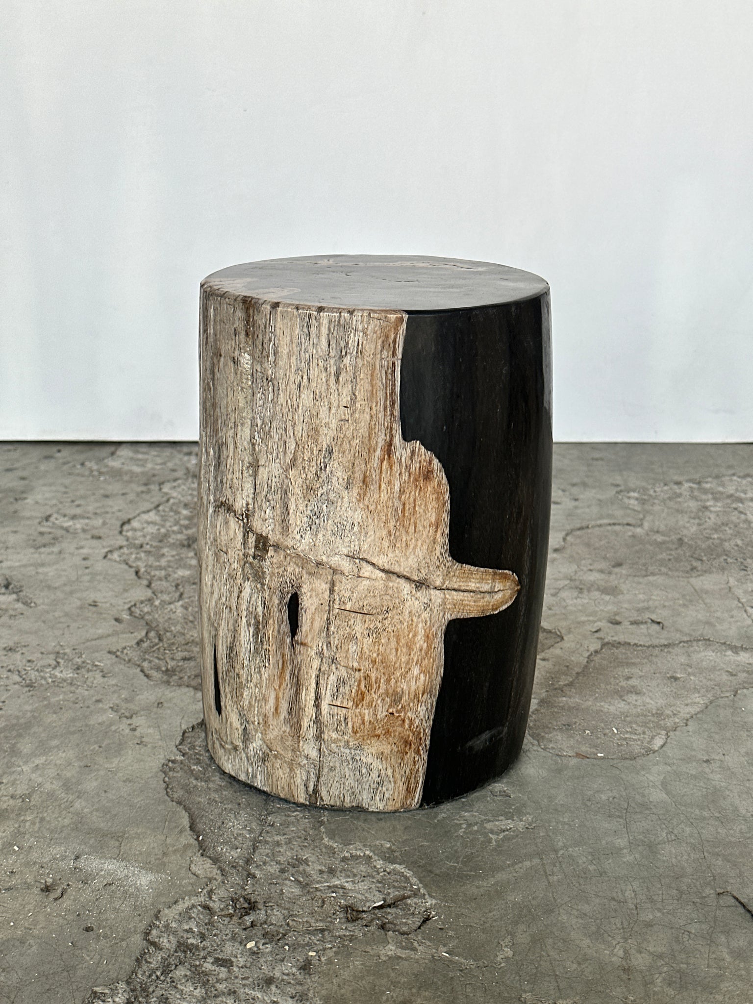 Petite table d'appoint en bois pétrifié noire trait blanc H:28cm D:19cm
