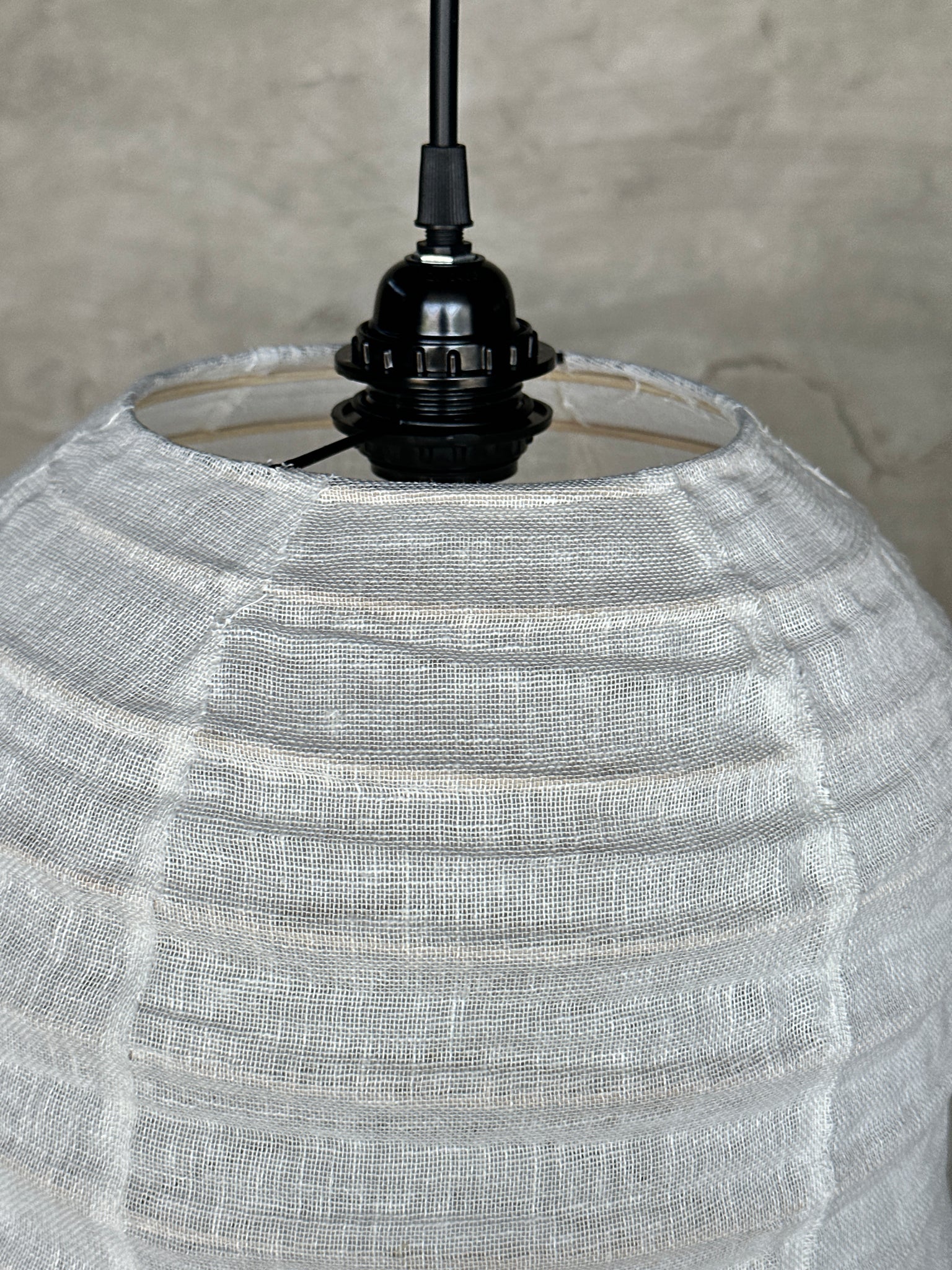 Très grande suspension en rotin et lin naturel japonisante en forme de lanterne H80 D65