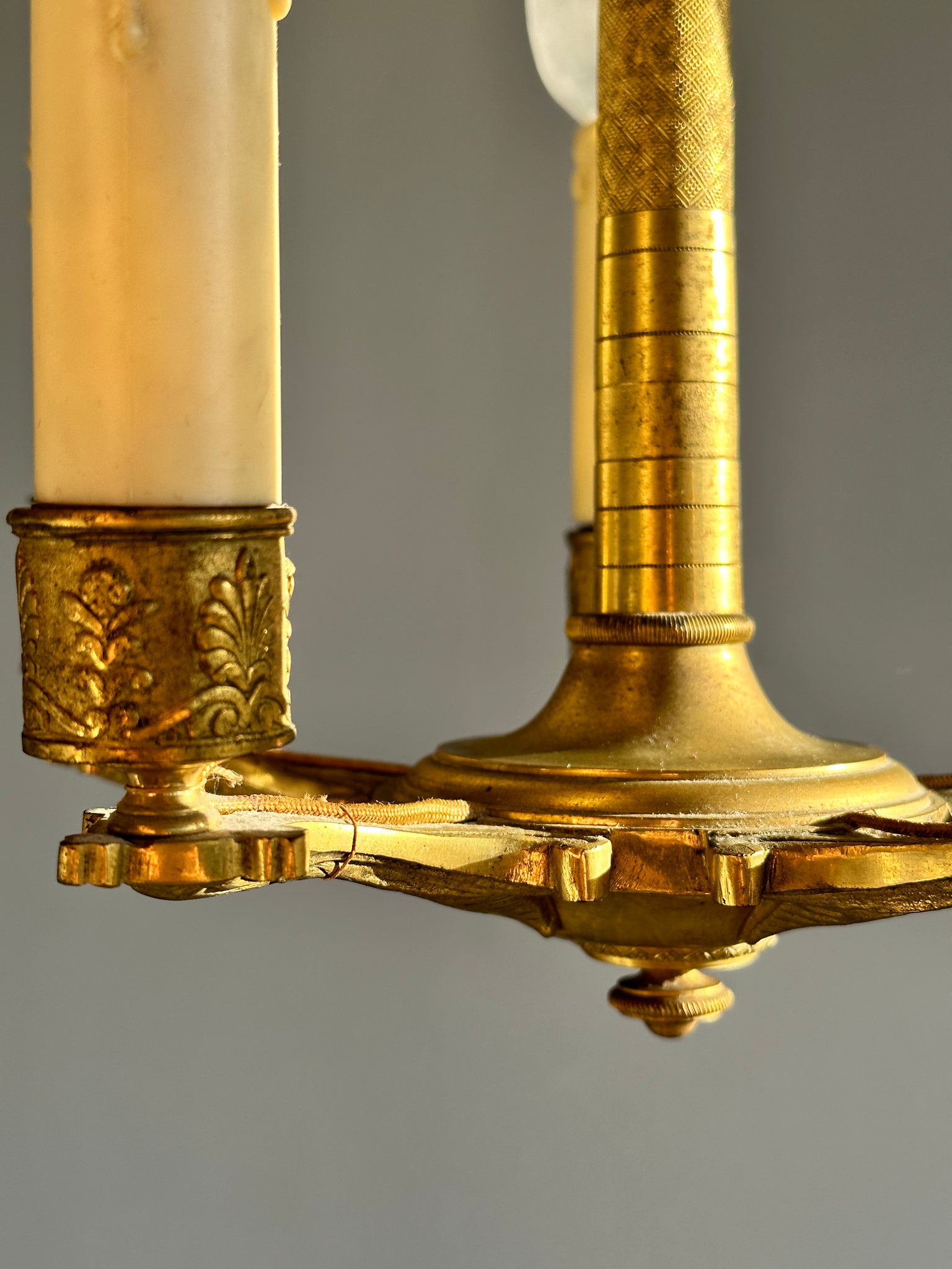 Petit lustre en métal doré à 5 bras de lumière diamètre 30cm