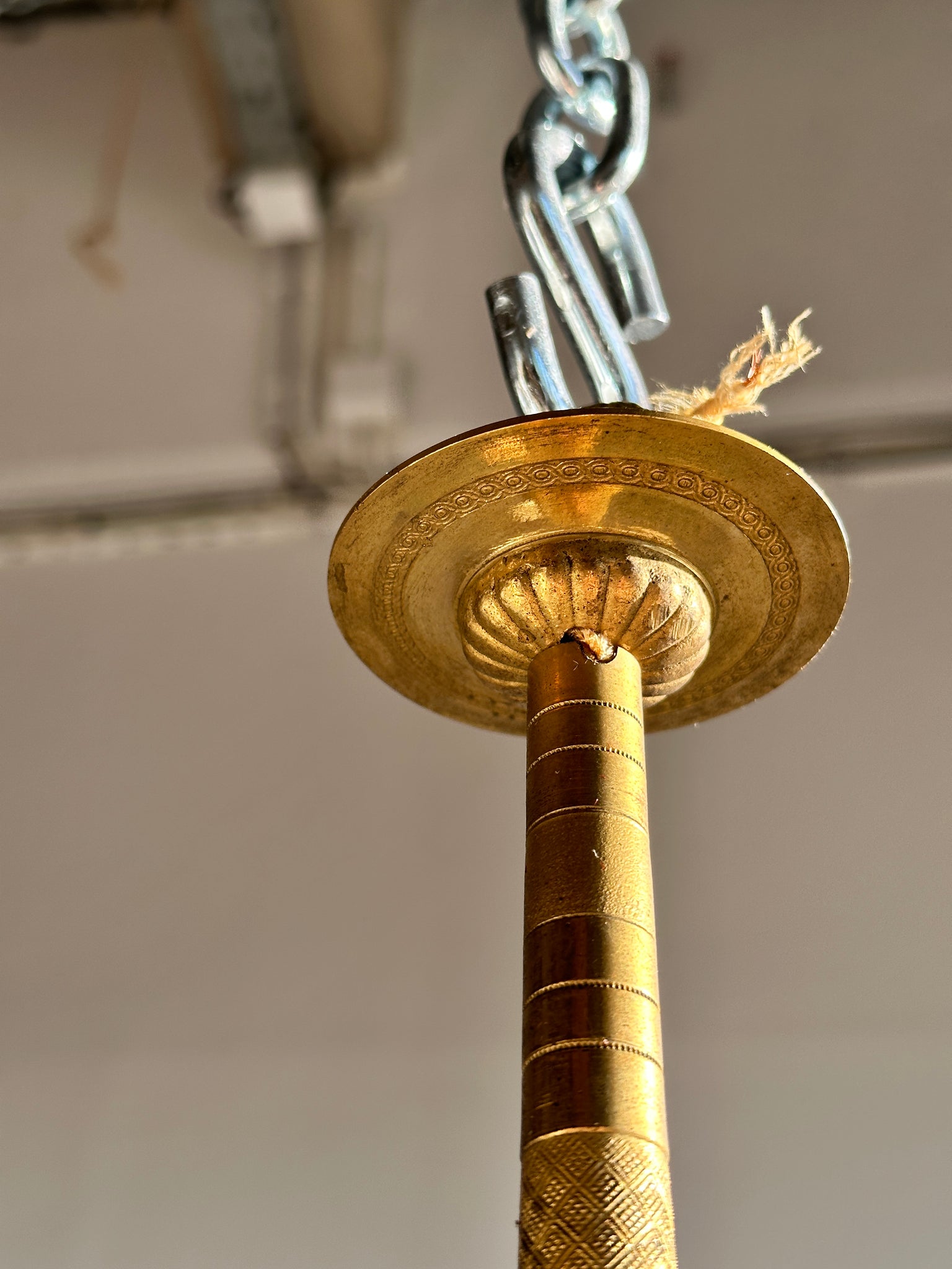 Petit lustre en métal doré à 5 bras de lumière diamètre 30cm
