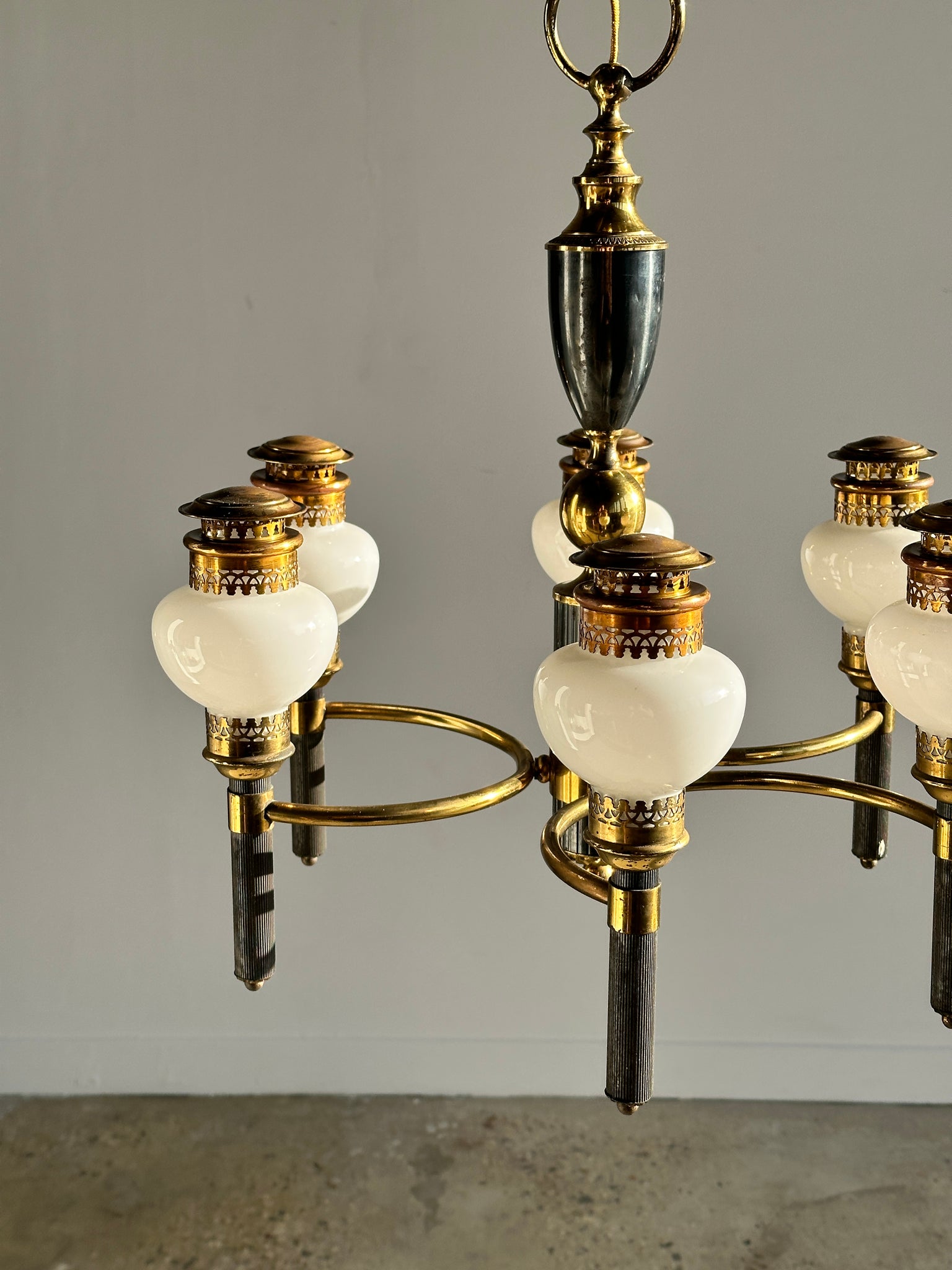 Lustre de style Empire en verre opalin blanc métal doré et noir à six bras de lumière