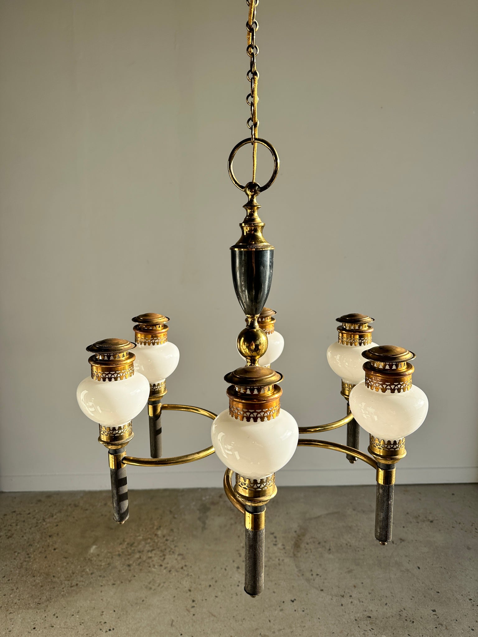 Lustre de style Empire en verre opalin blanc métal doré et noir à six bras de lumière