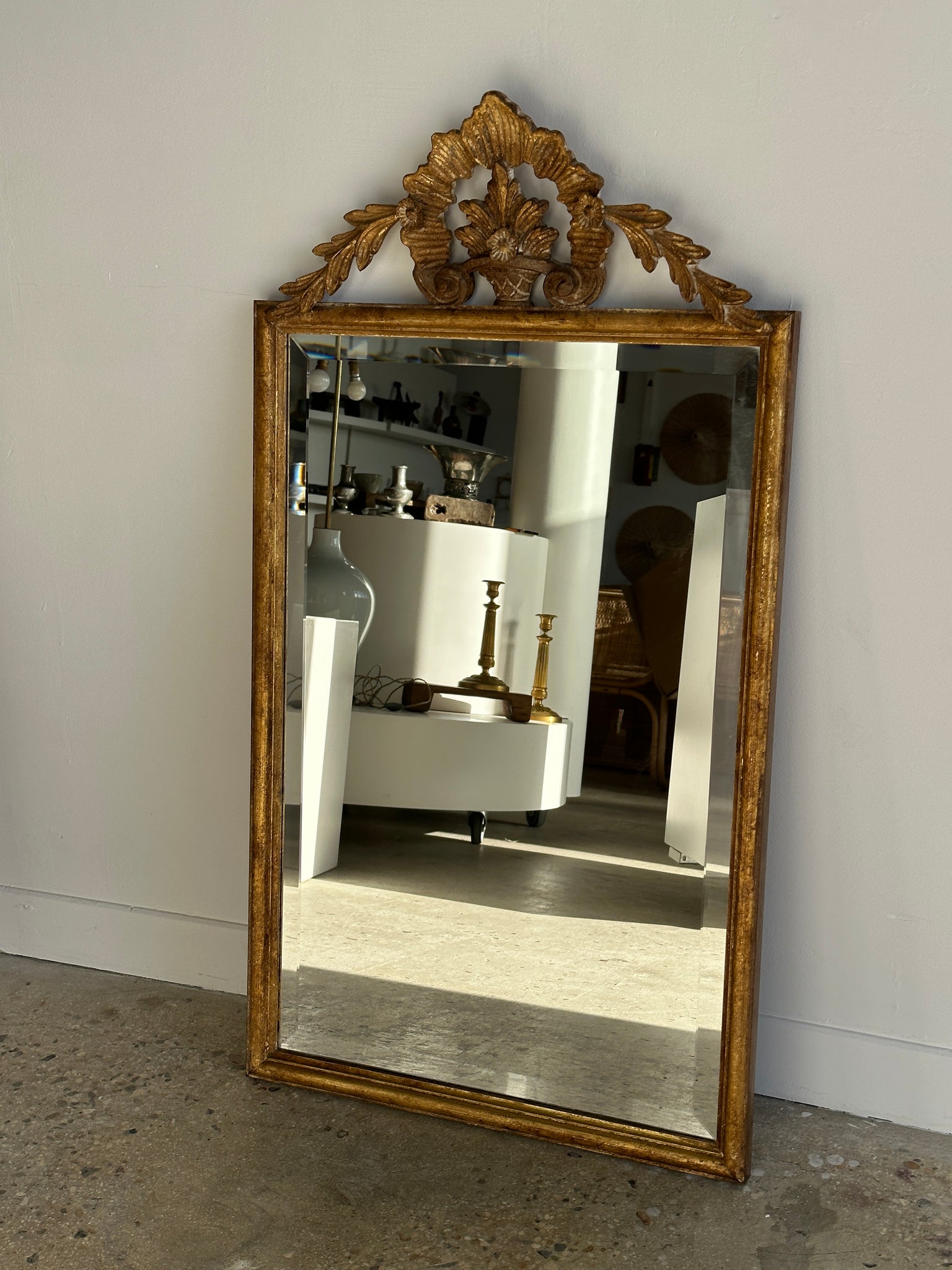 Miroir rectangulaire classique en bois doré à décor de fronton végétal