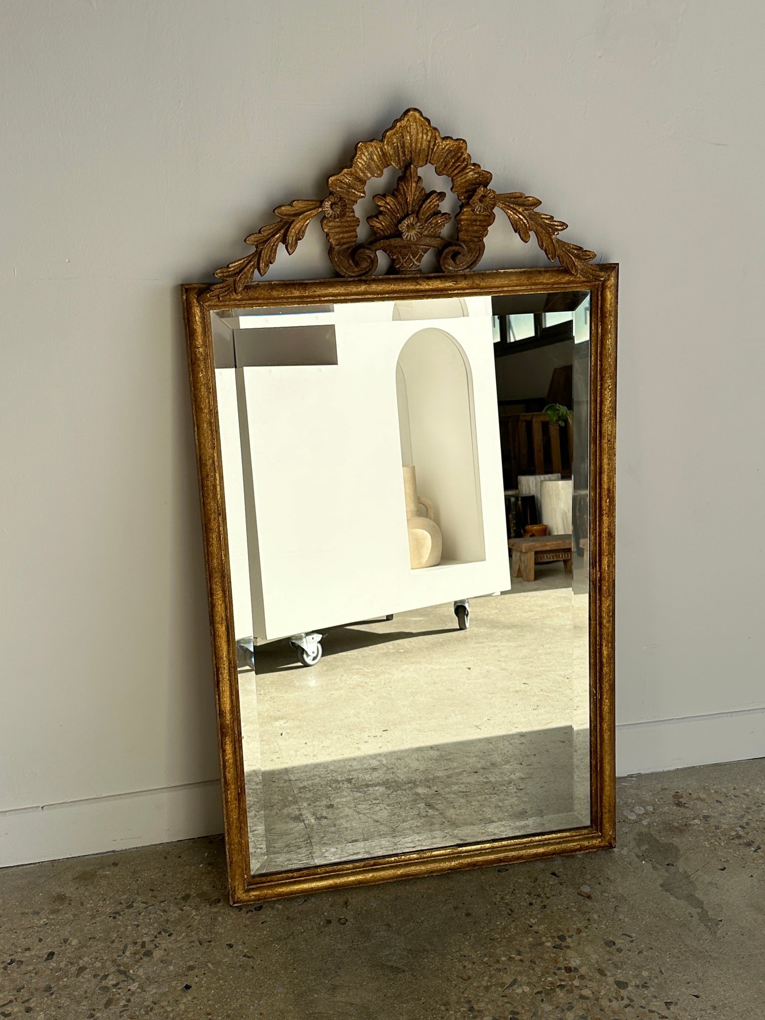 Miroir rectangulaire classique en bois doré à décor de fronton végétal