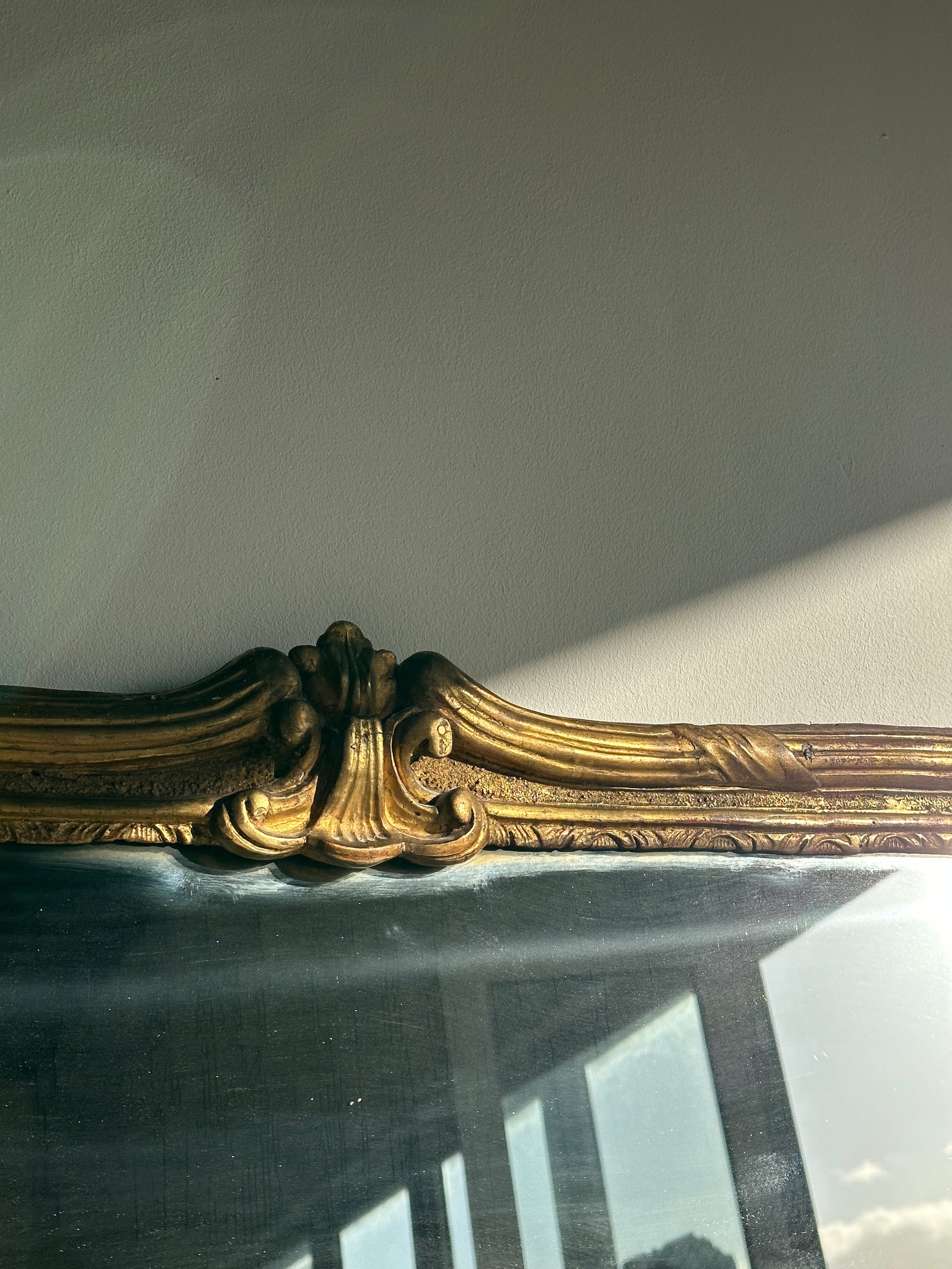 Grand miroir doré XIXe angles arrondis glace au mercure Style Louis XVI