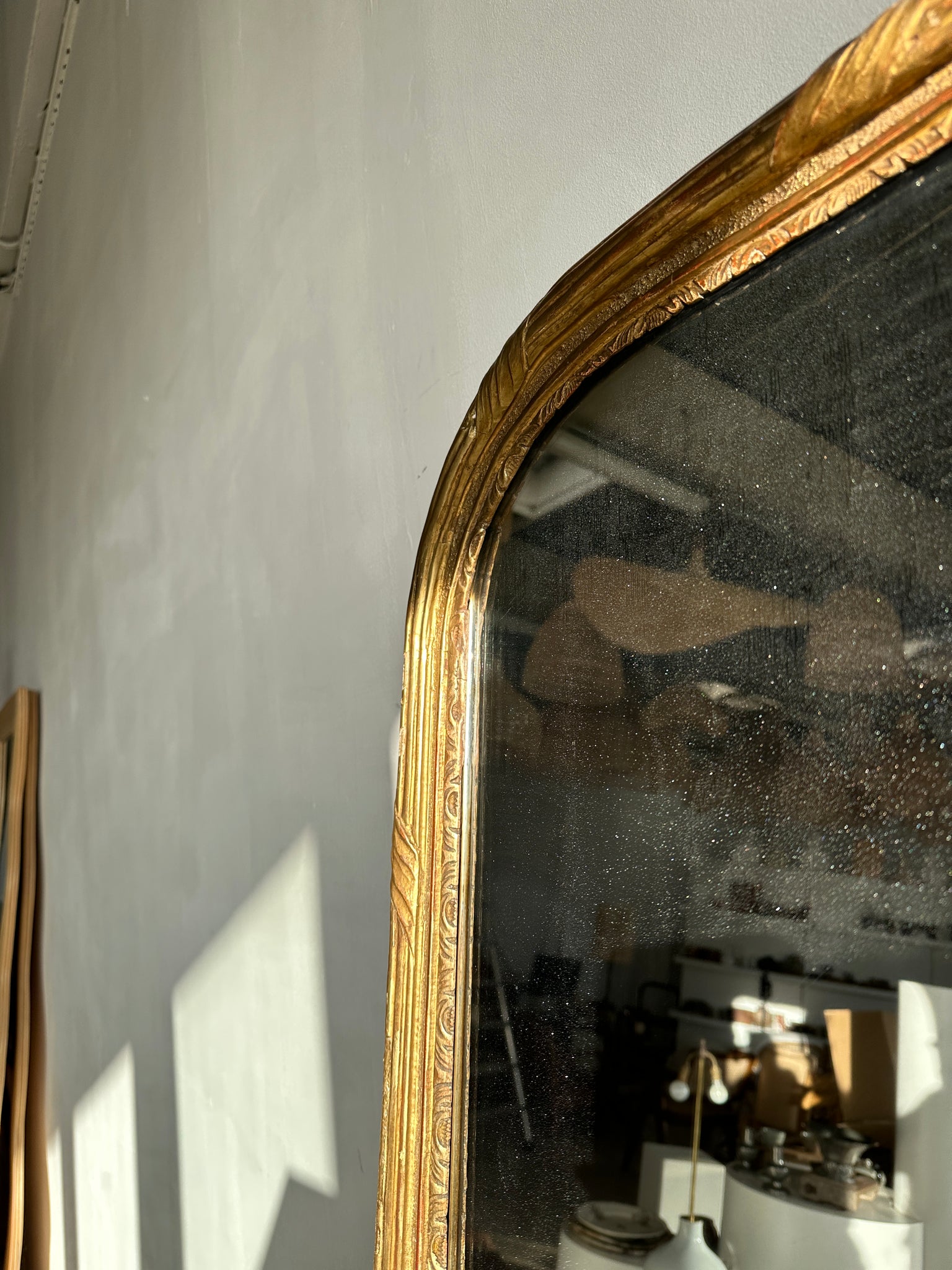 Grand miroir doré XIXe angles arrondis glace au mercure Style Louis XVI