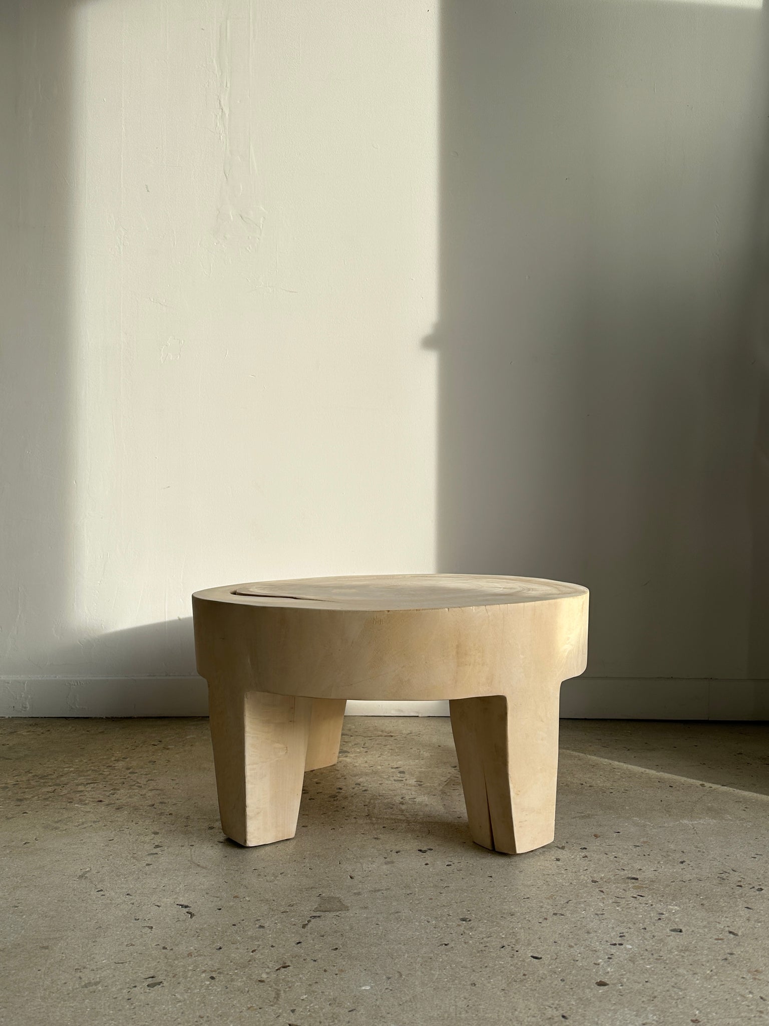 Coffee table, table basse quadripode en bois massif monoxyle couleur blanche D:62,5cm