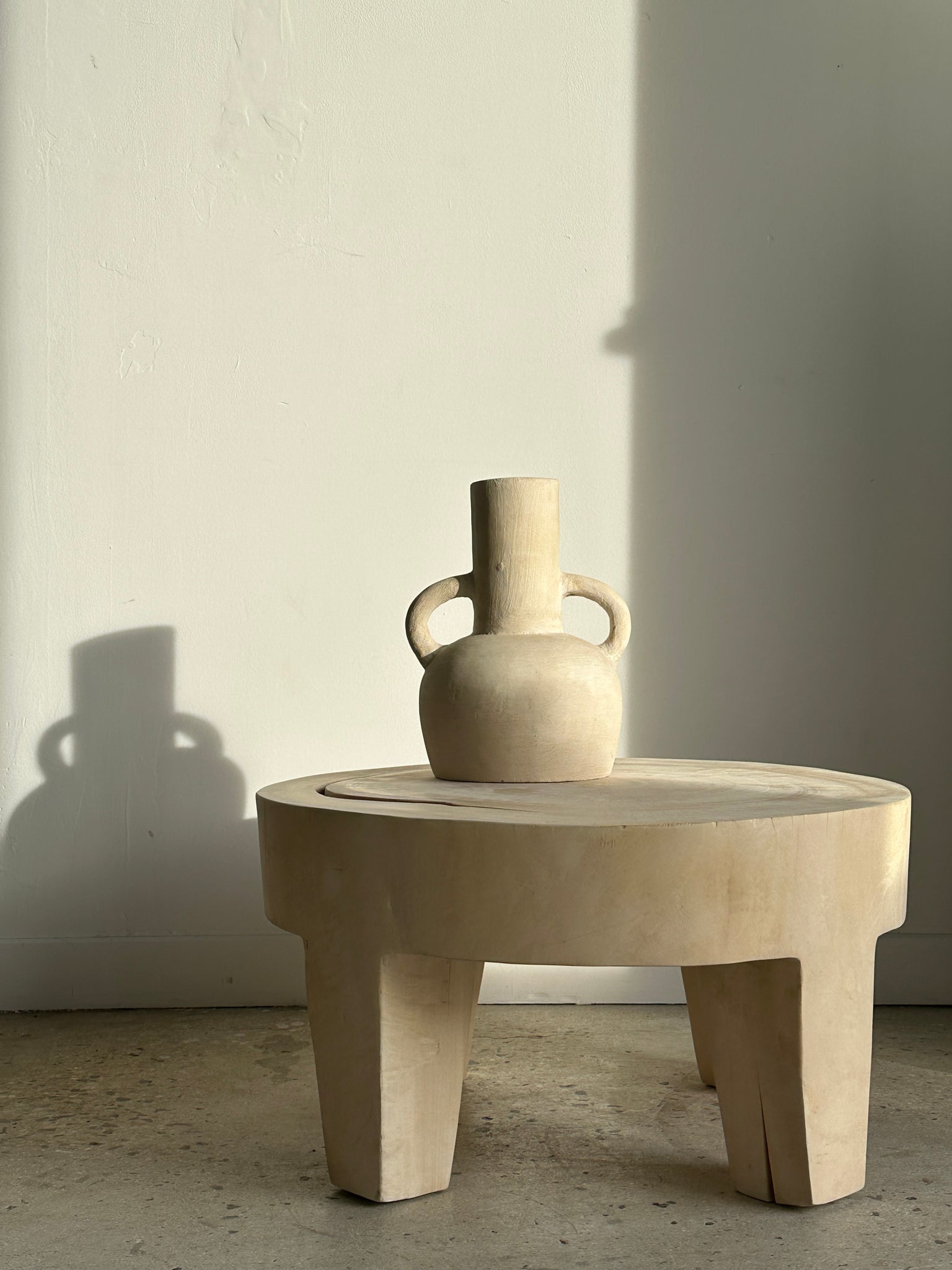 Coffee table, table basse quadripode en bois massif monoxyle couleur blanche D:62,5cm