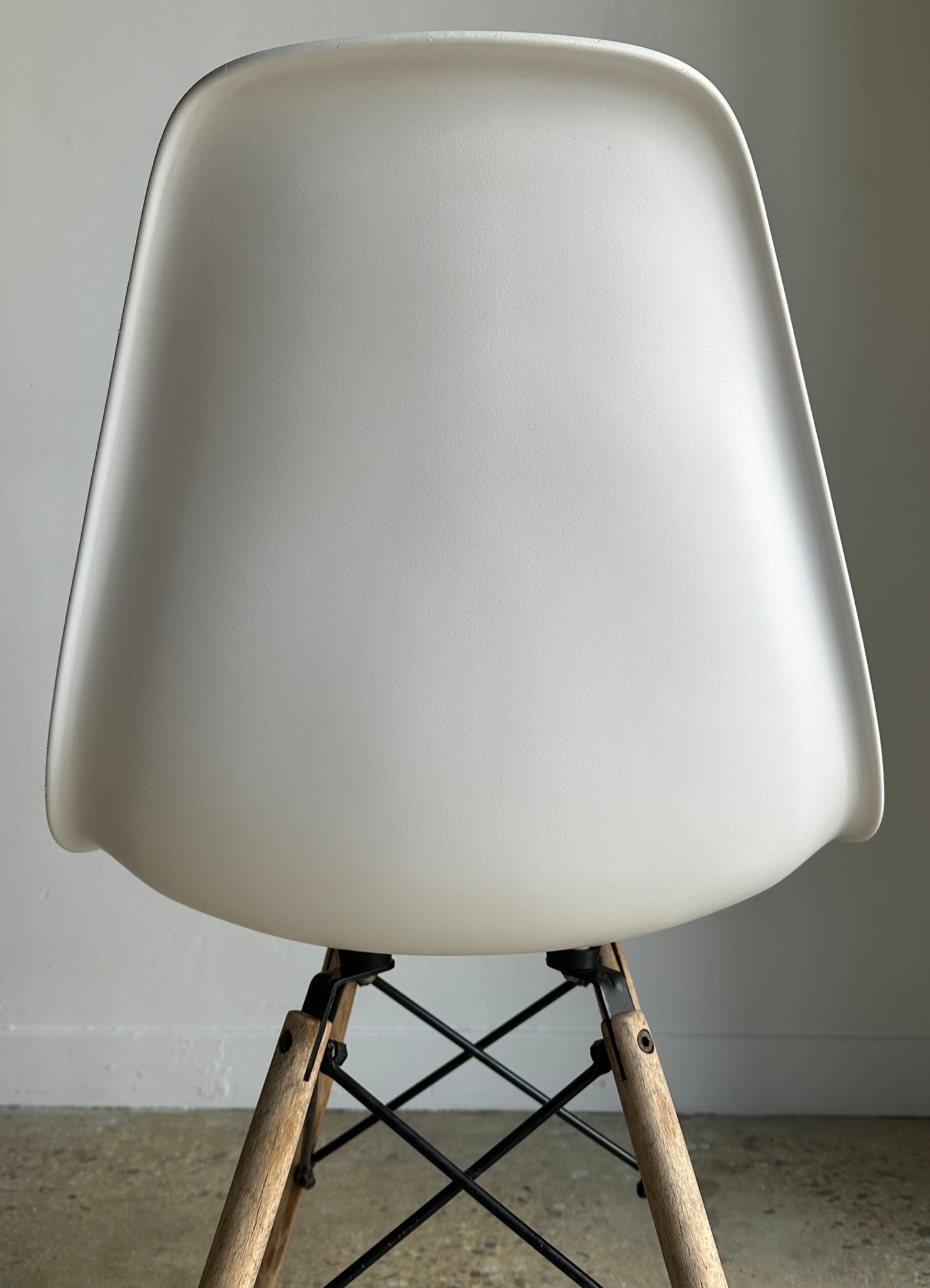 Chaise blanche design en plastique et bois