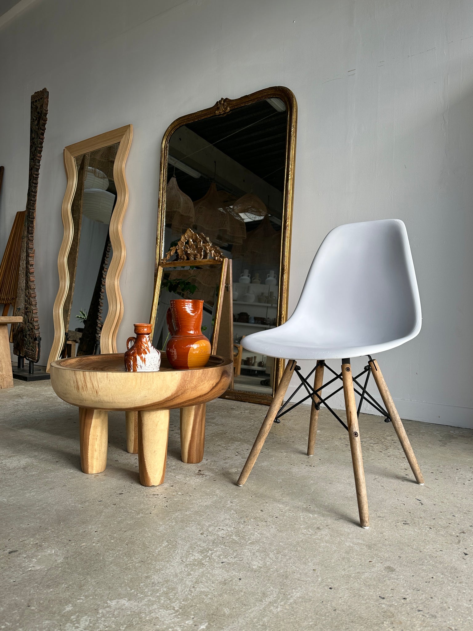 Chaise blanche design en plastique et bois