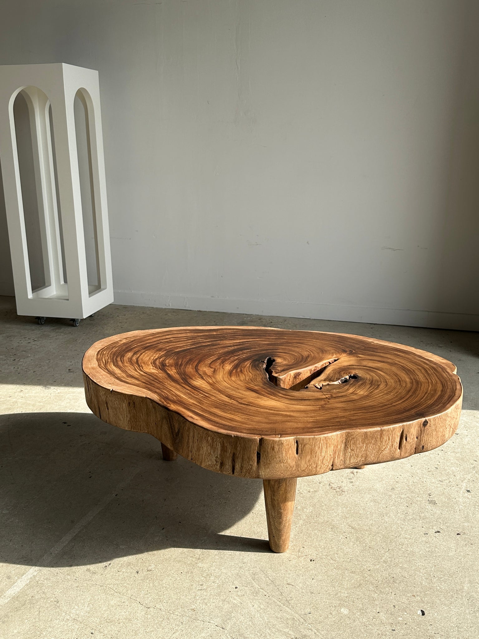 Grande table basse, plateau en bois naturel monoxyle (suar) - Awan