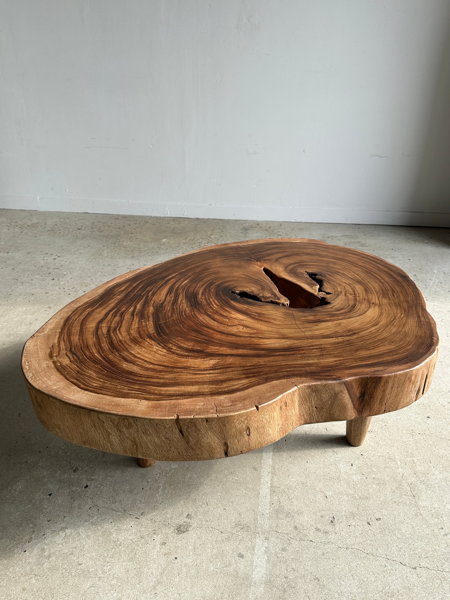 Grande table basse, plateau en bois naturel monoxyle (suar) - Awan