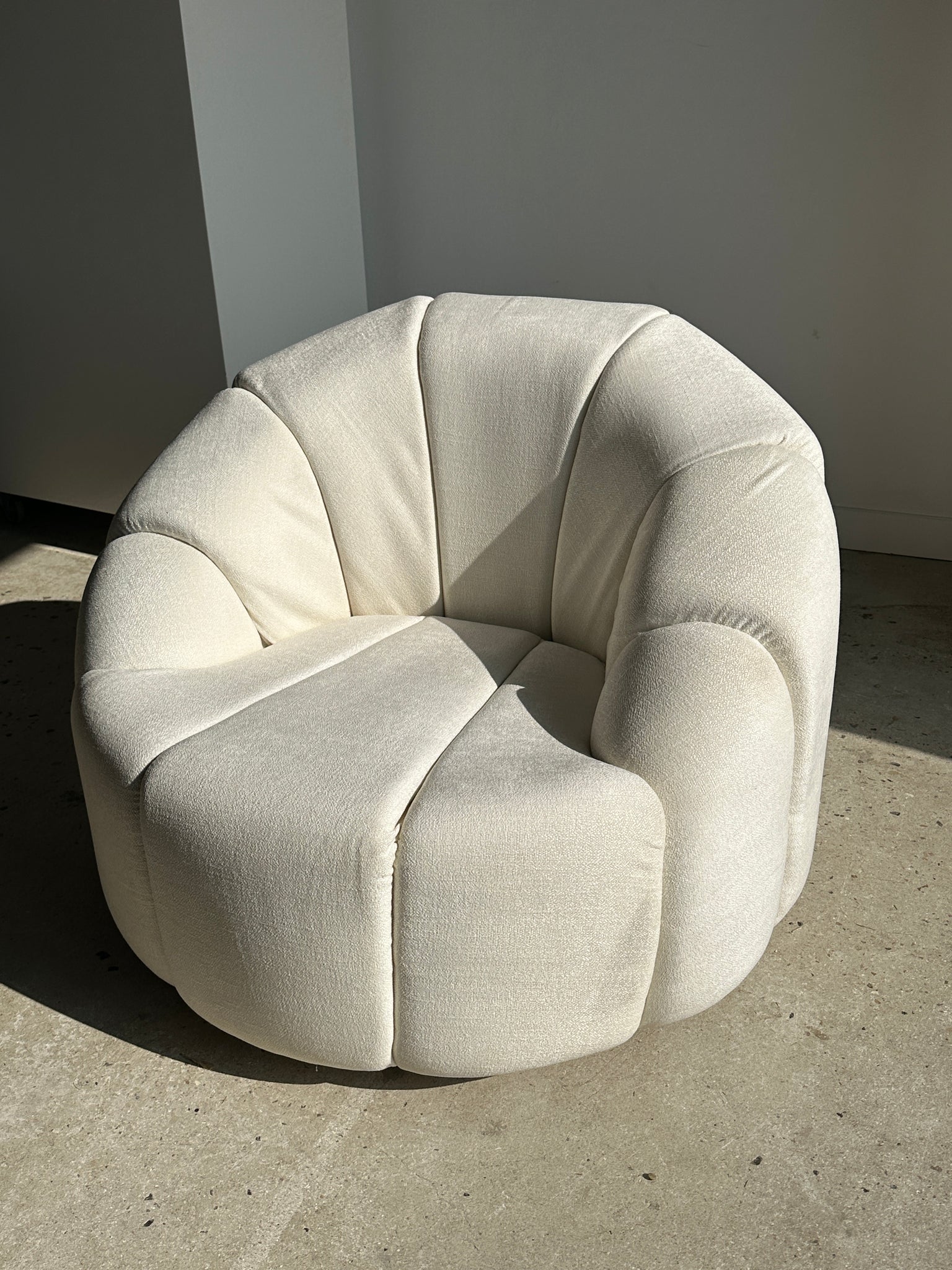 Grand fauteuil blanc de repos de forme circulaire, garniture tissus blanc