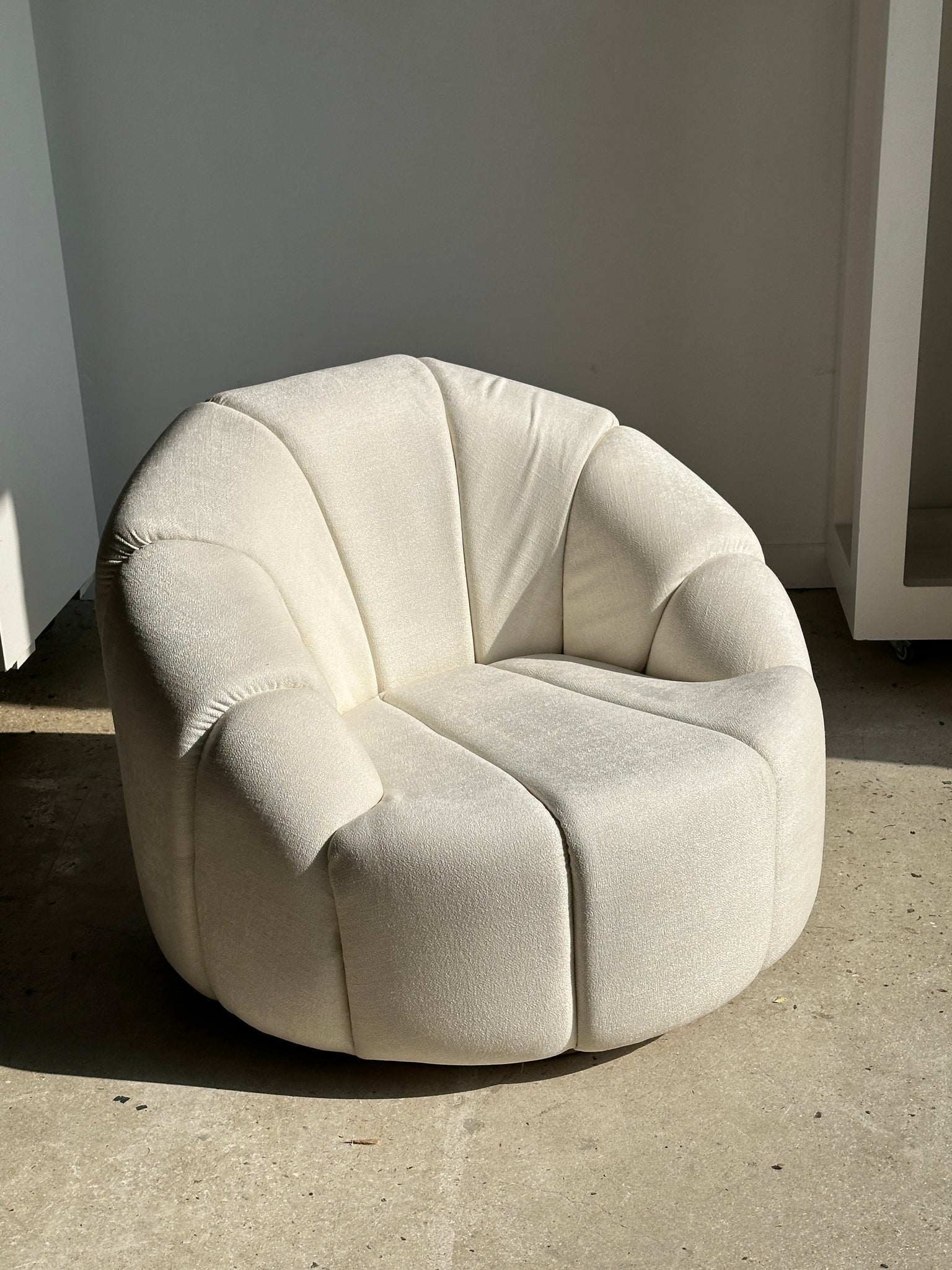 Grand fauteuil blanc de repos de forme circulaire, garniture tissus blanc