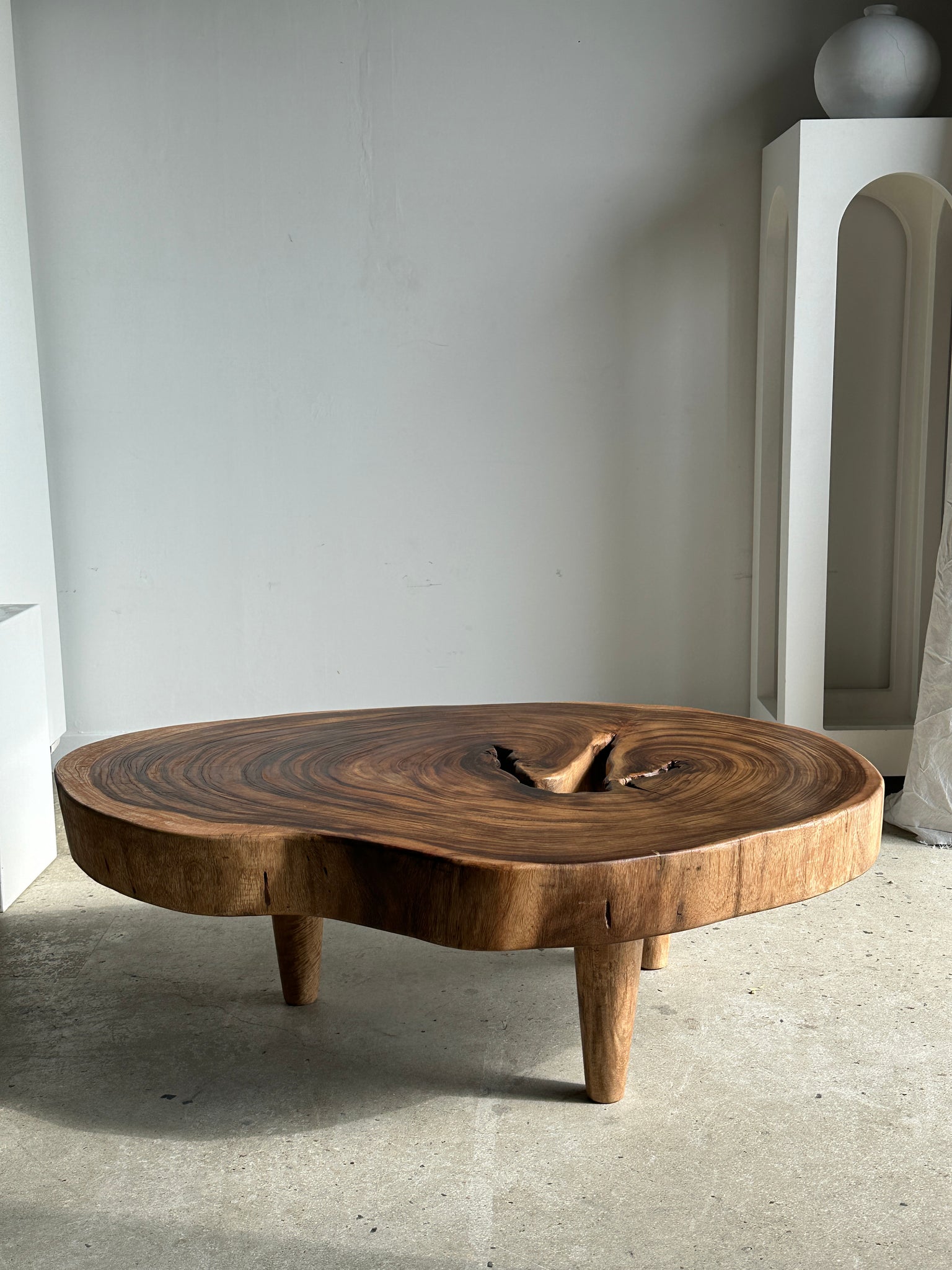 Grande table basse, plateau en bois naturel monoxyle (suar) - Kapas