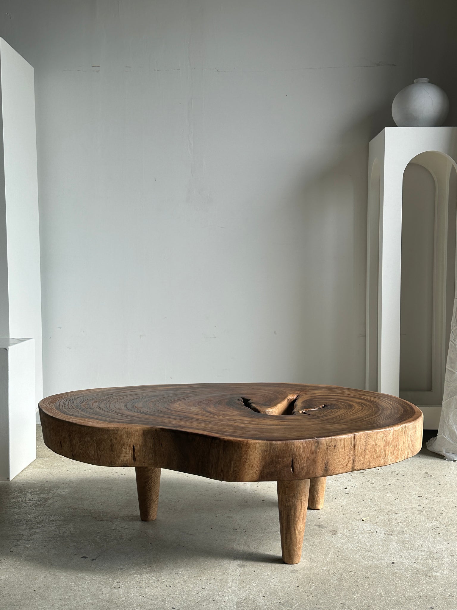 Grande table basse, plateau en bois naturel monoxyle (suar) - Kapas