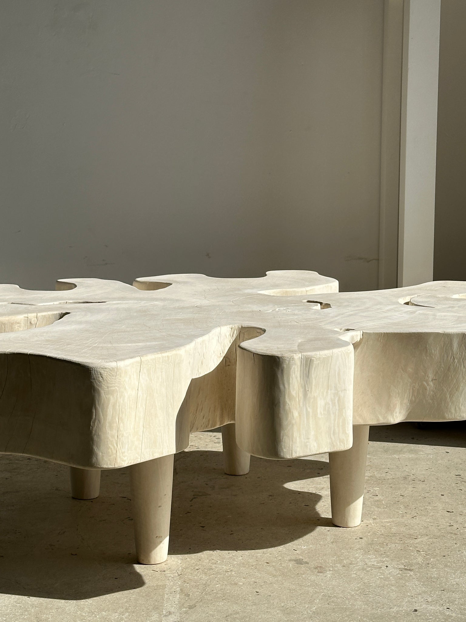 Très grande table basse en manguier blanchi plateau organique D:140cm