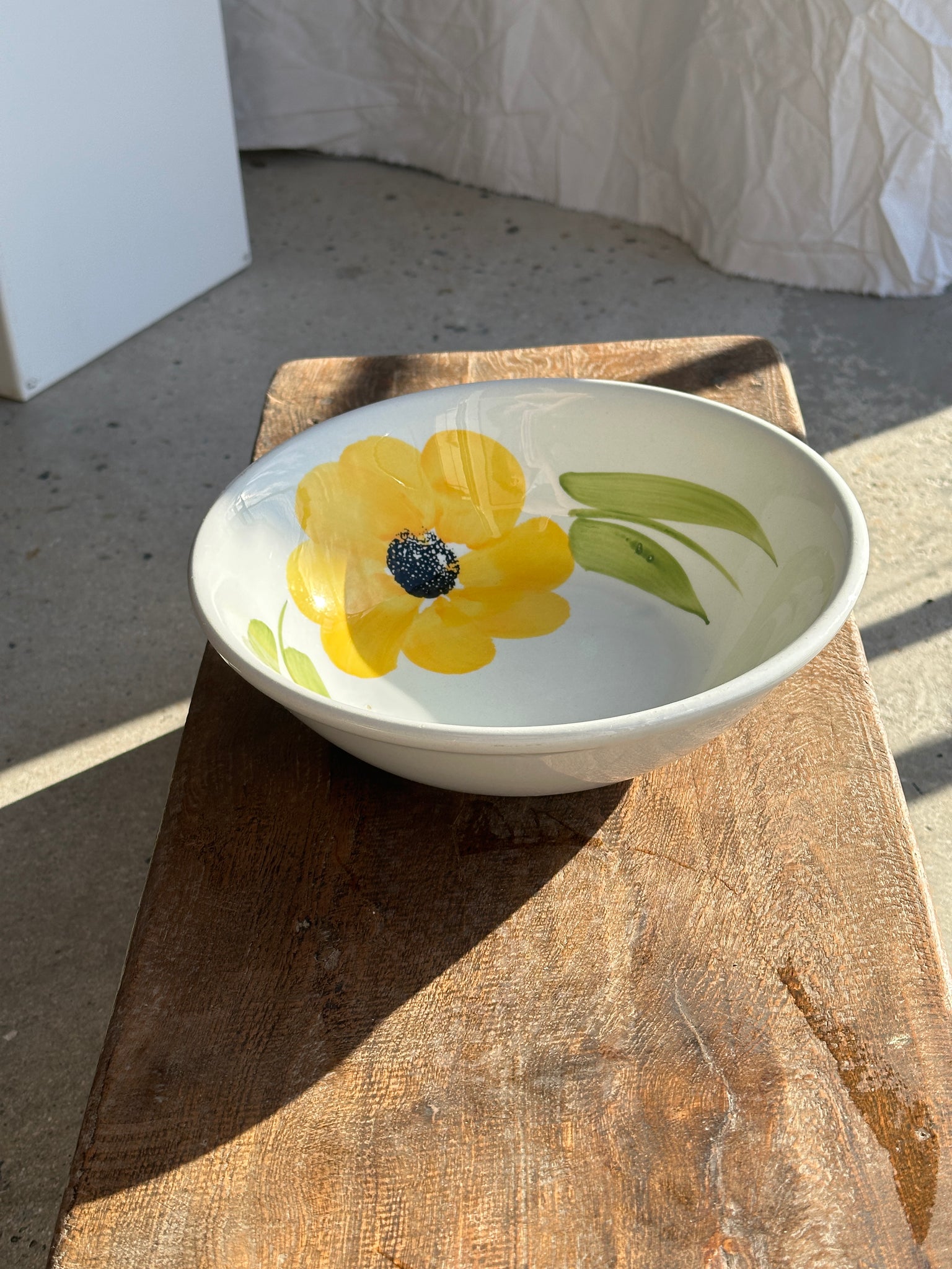 Saladier en faïence italien à motif de fleurs jaunes