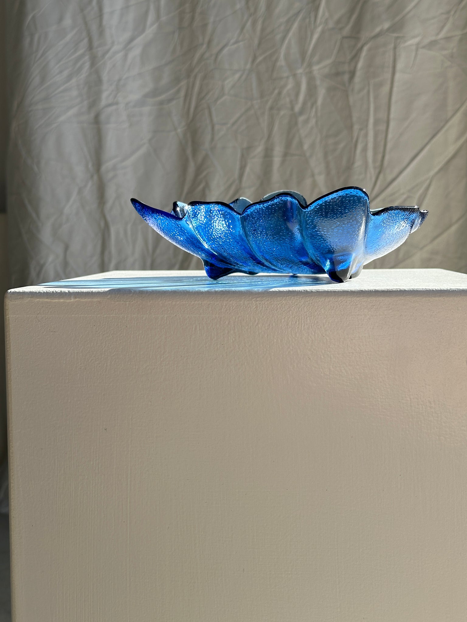 Coupelle bleue en verre en forme de feuille