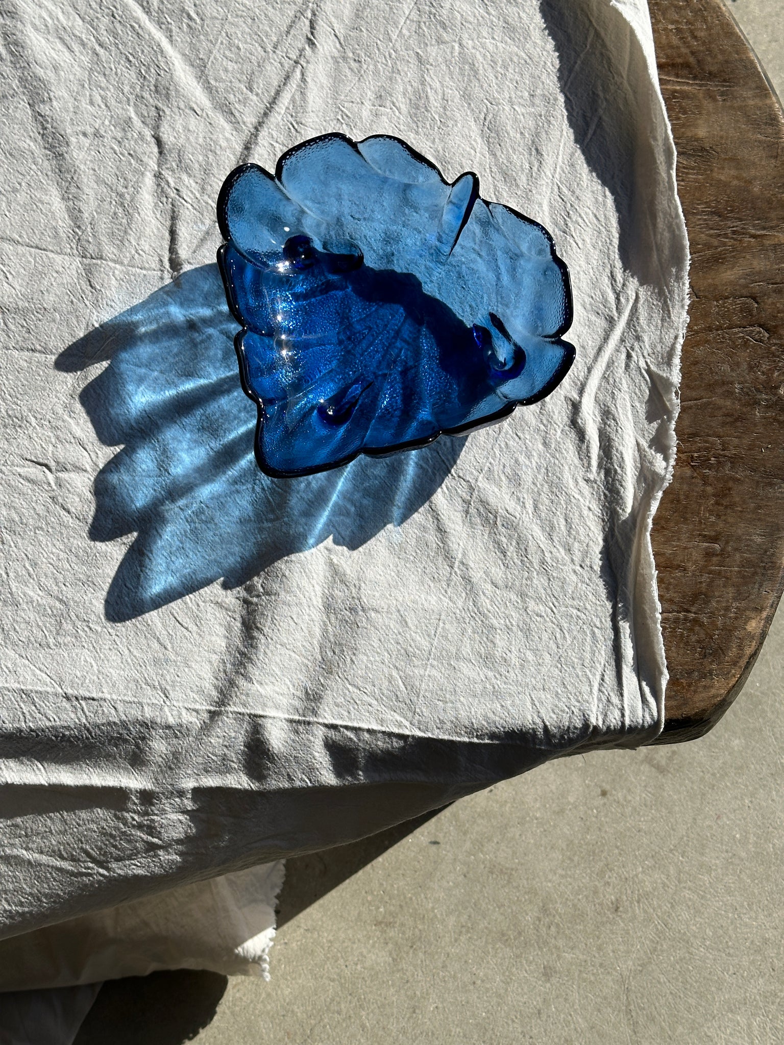Coupelle bleue en verre en forme de feuille