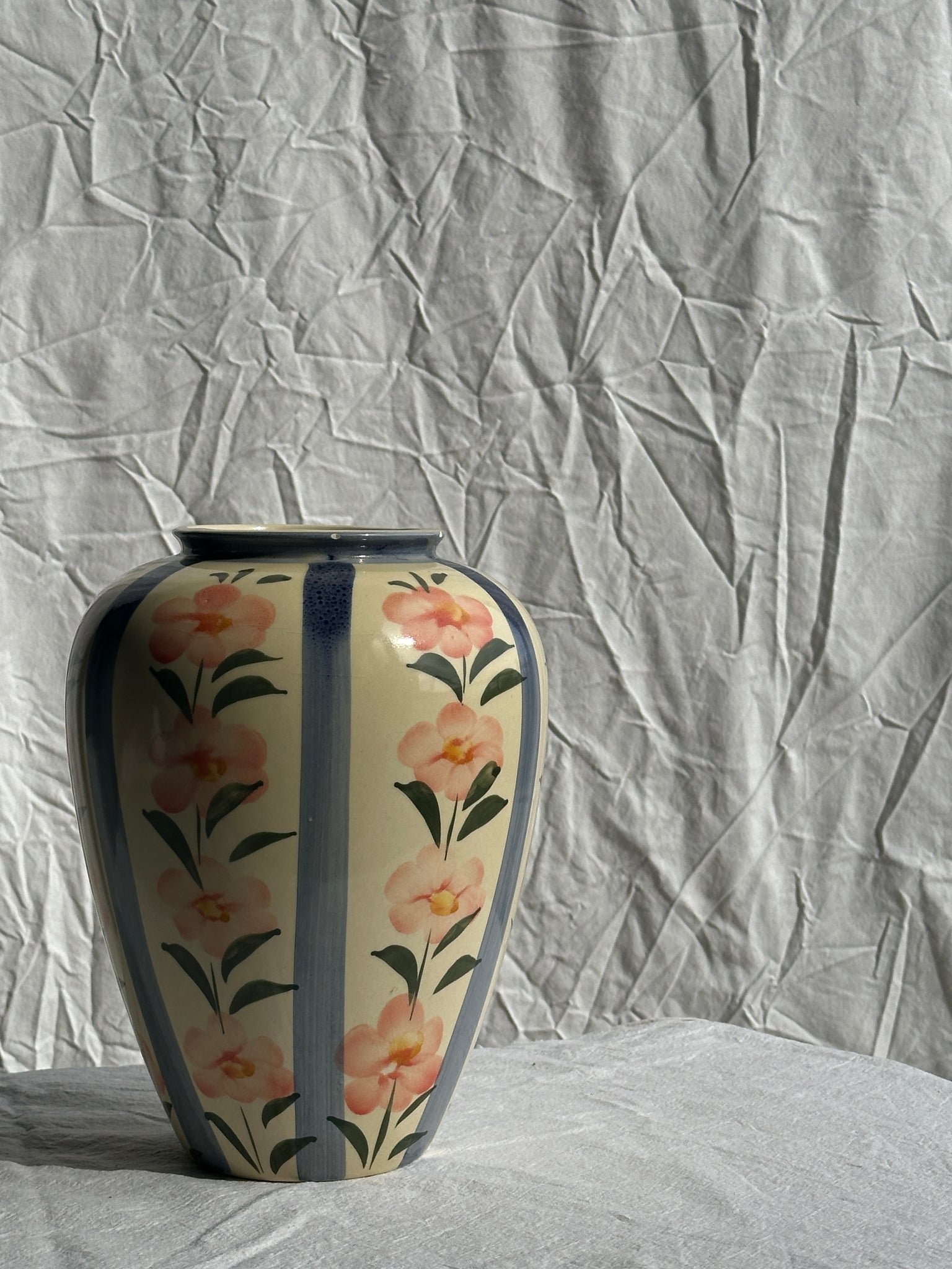 Grand vase jaune et bleu à motifs fleurs roses