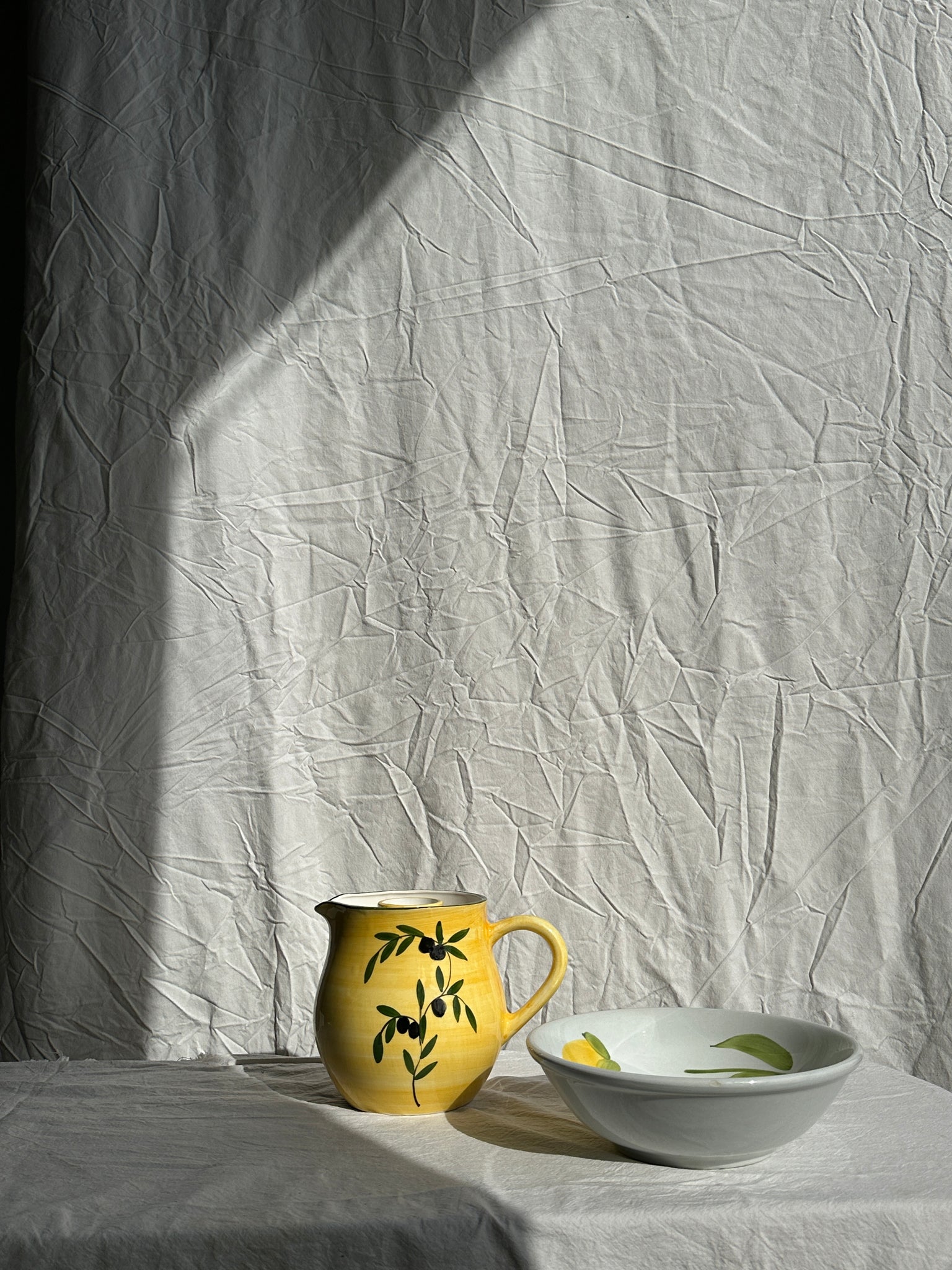 Carafe jaune à motif d'olives