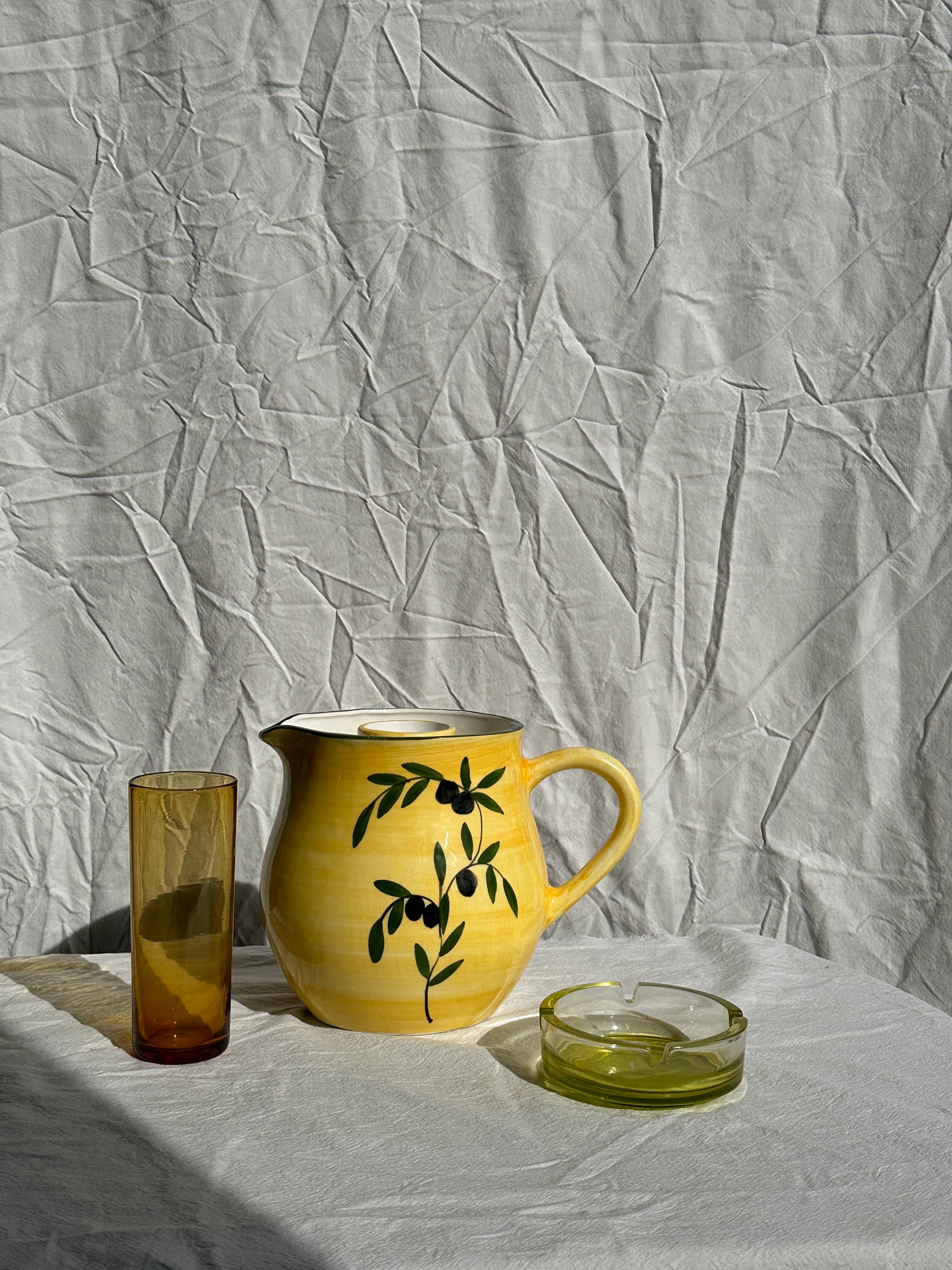 Carafe jaune à motif d'olives