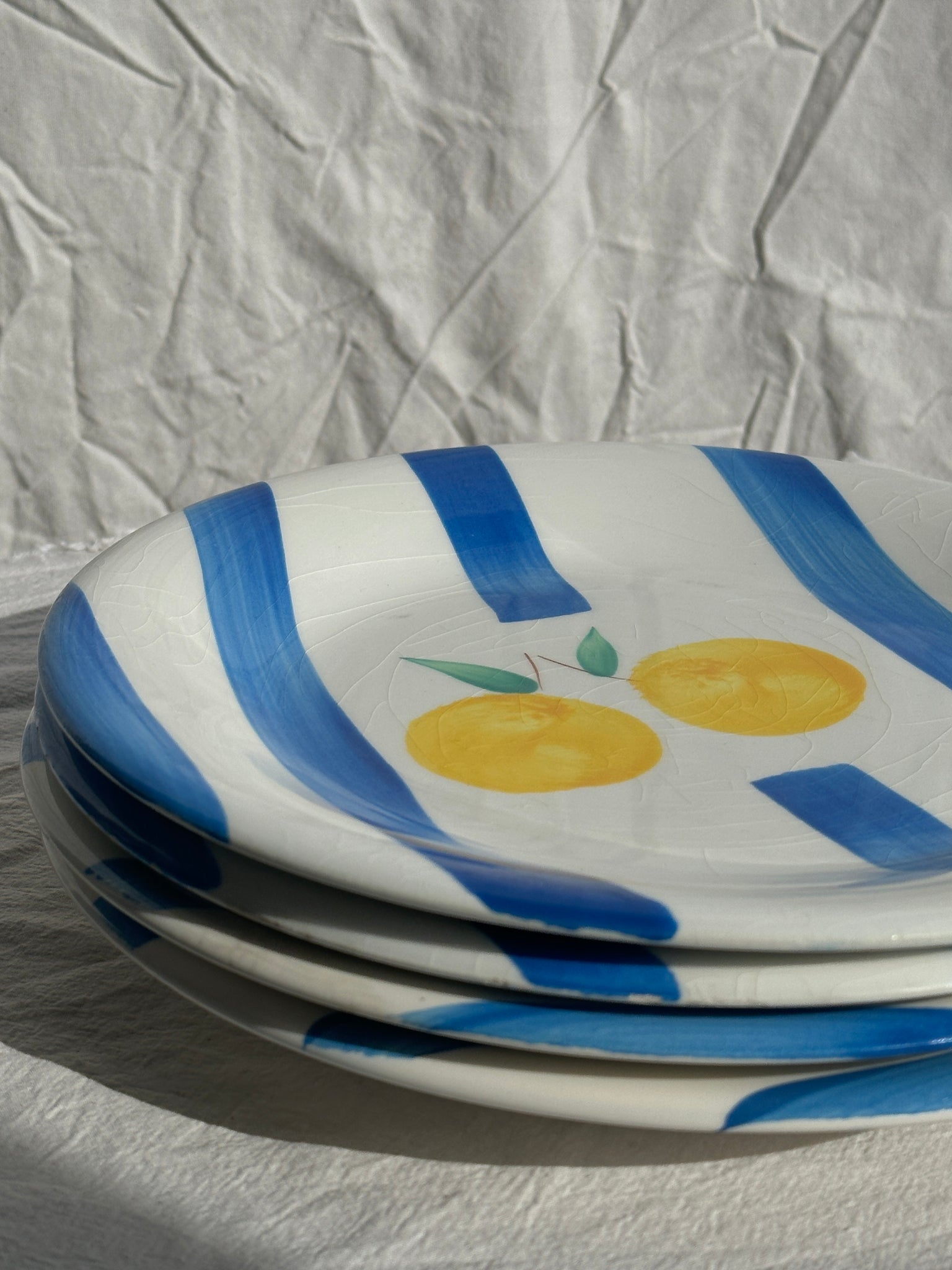 3 grandes assiettes italiennes à motif de rayures bleues et de citrons