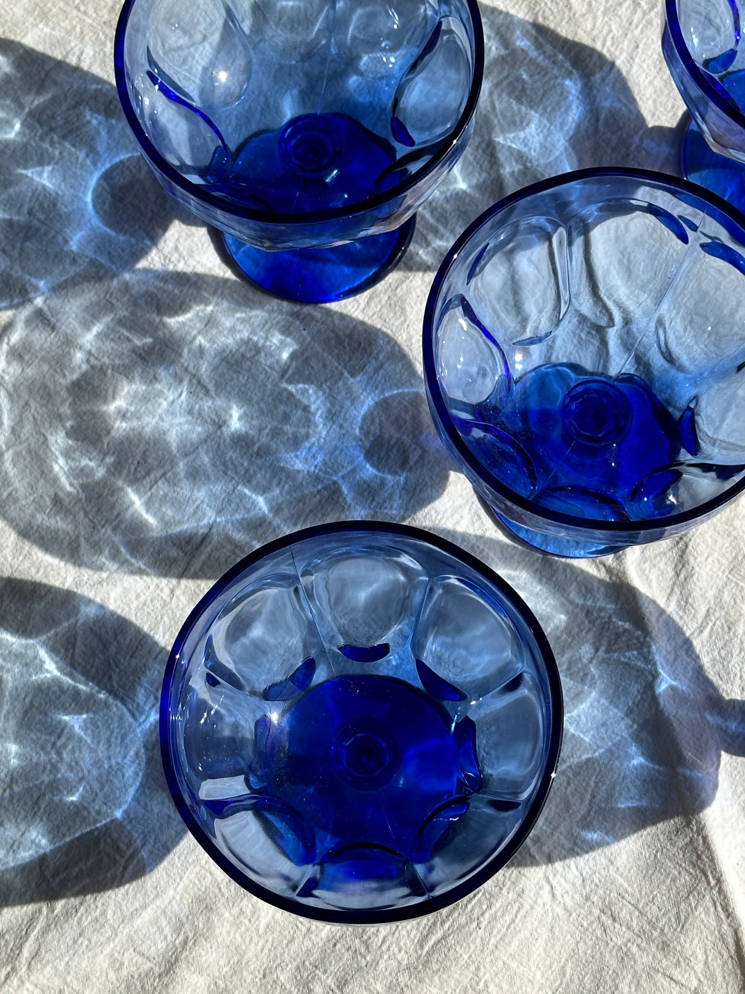 5 coupes à glace à pied en verre bleu