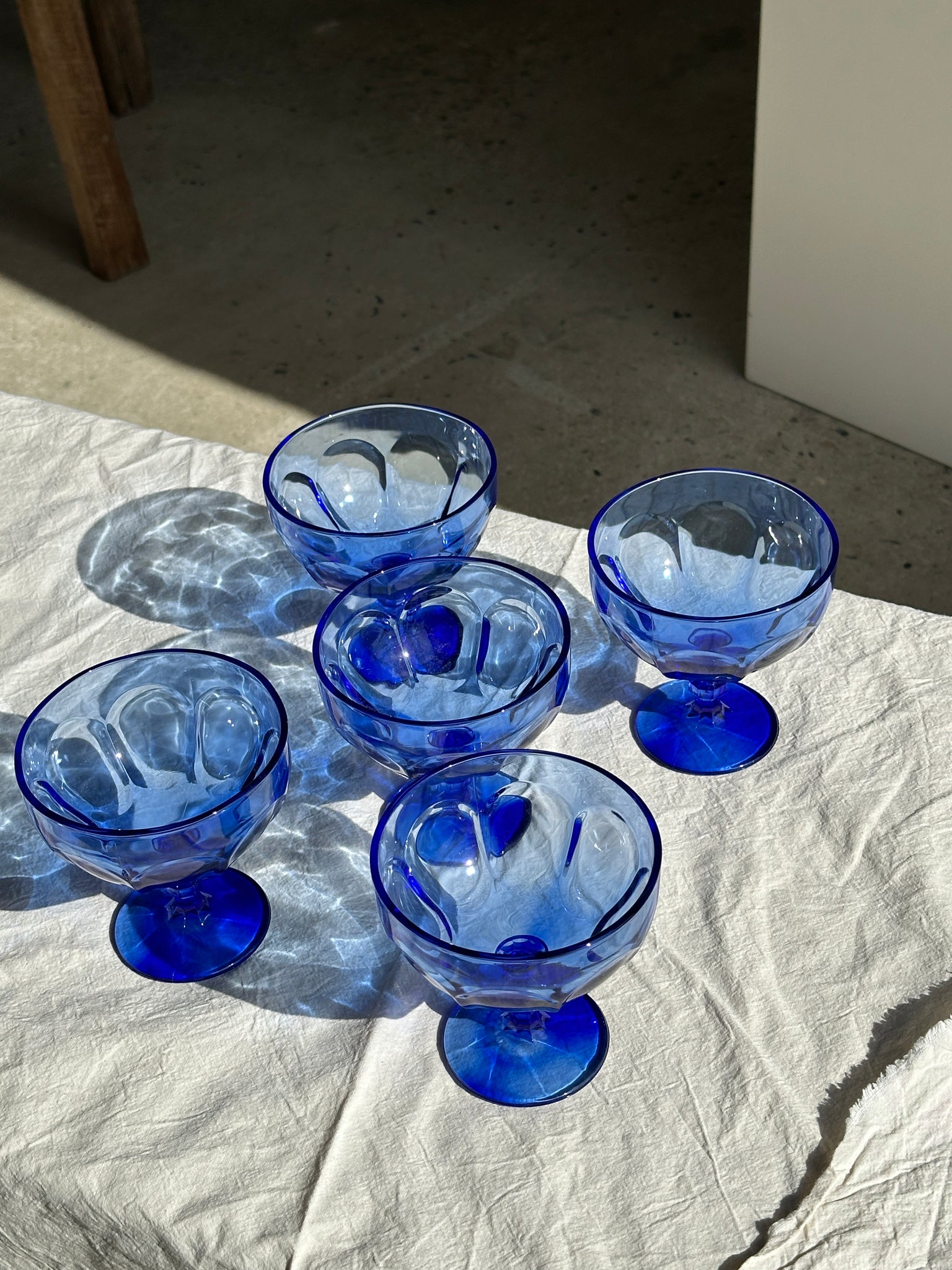 5 coupes à glace à pied en verre bleu