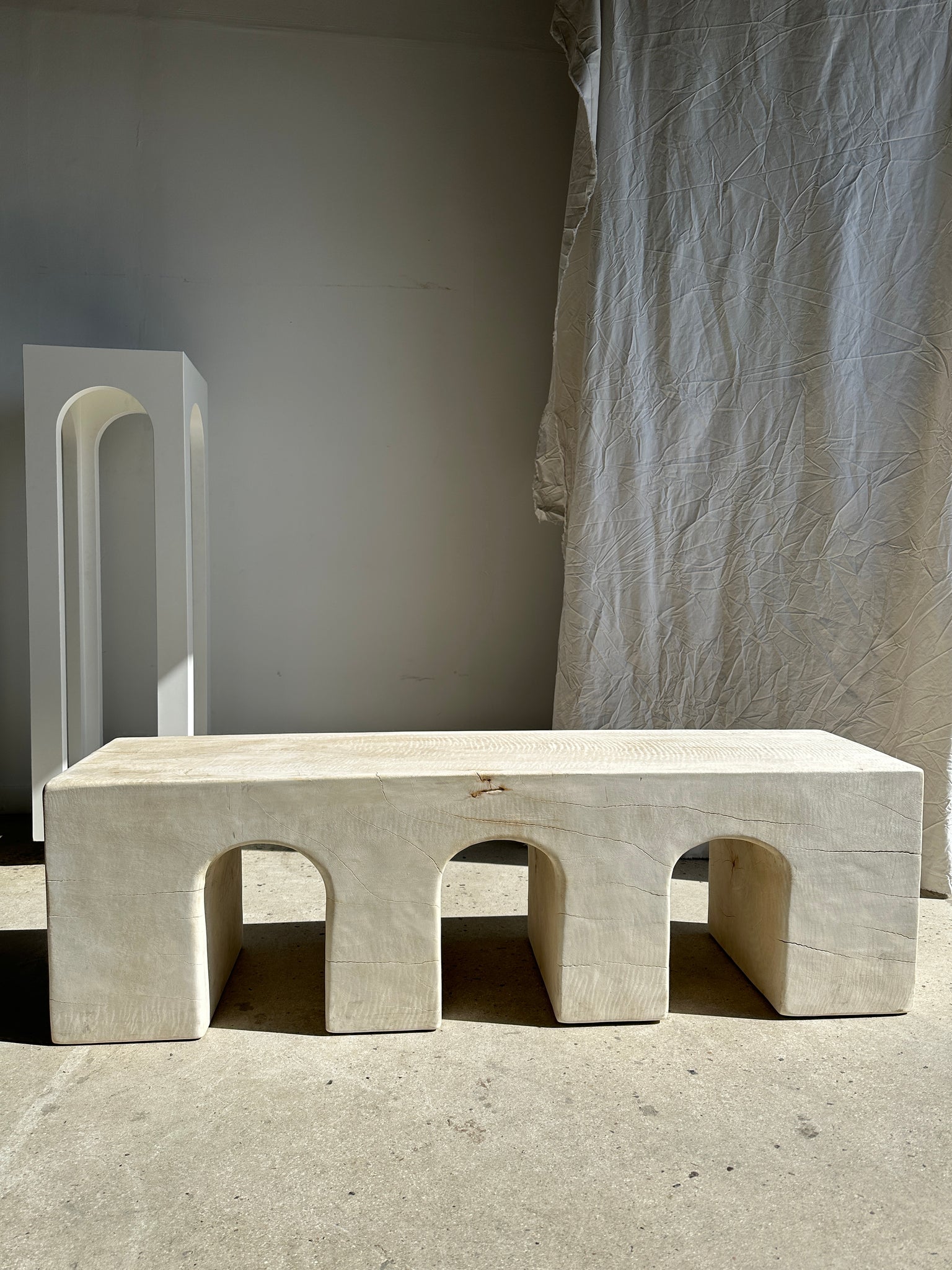 Banc en bois monoxyle massif piètement sculpté en 3 arches - Couleur blanche
