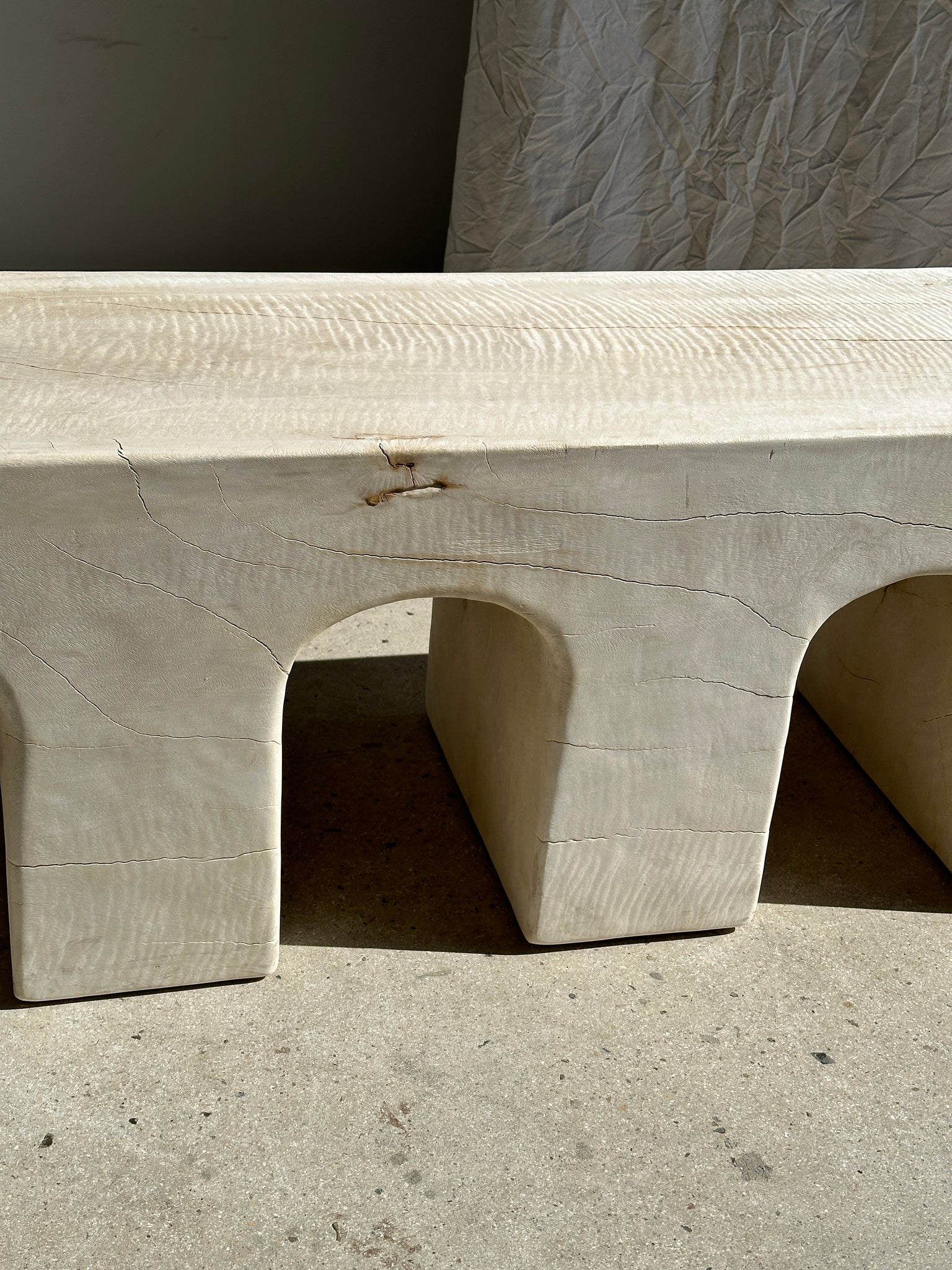 Banc en bois monoxyle massif piètement sculpté en 3 arches - Couleur blanche