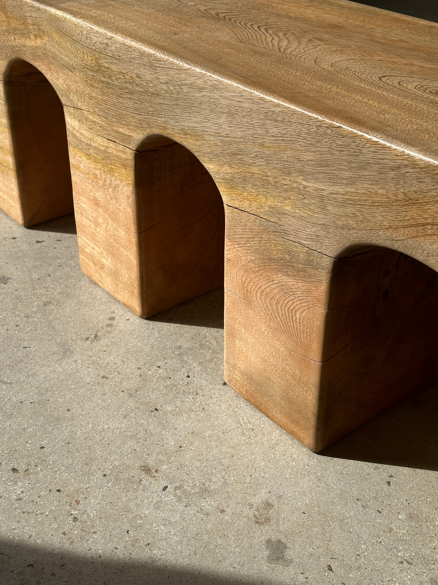 Banc en bois monoxyle massif piètement sculpté en 3 arches - Couleur bois naturel