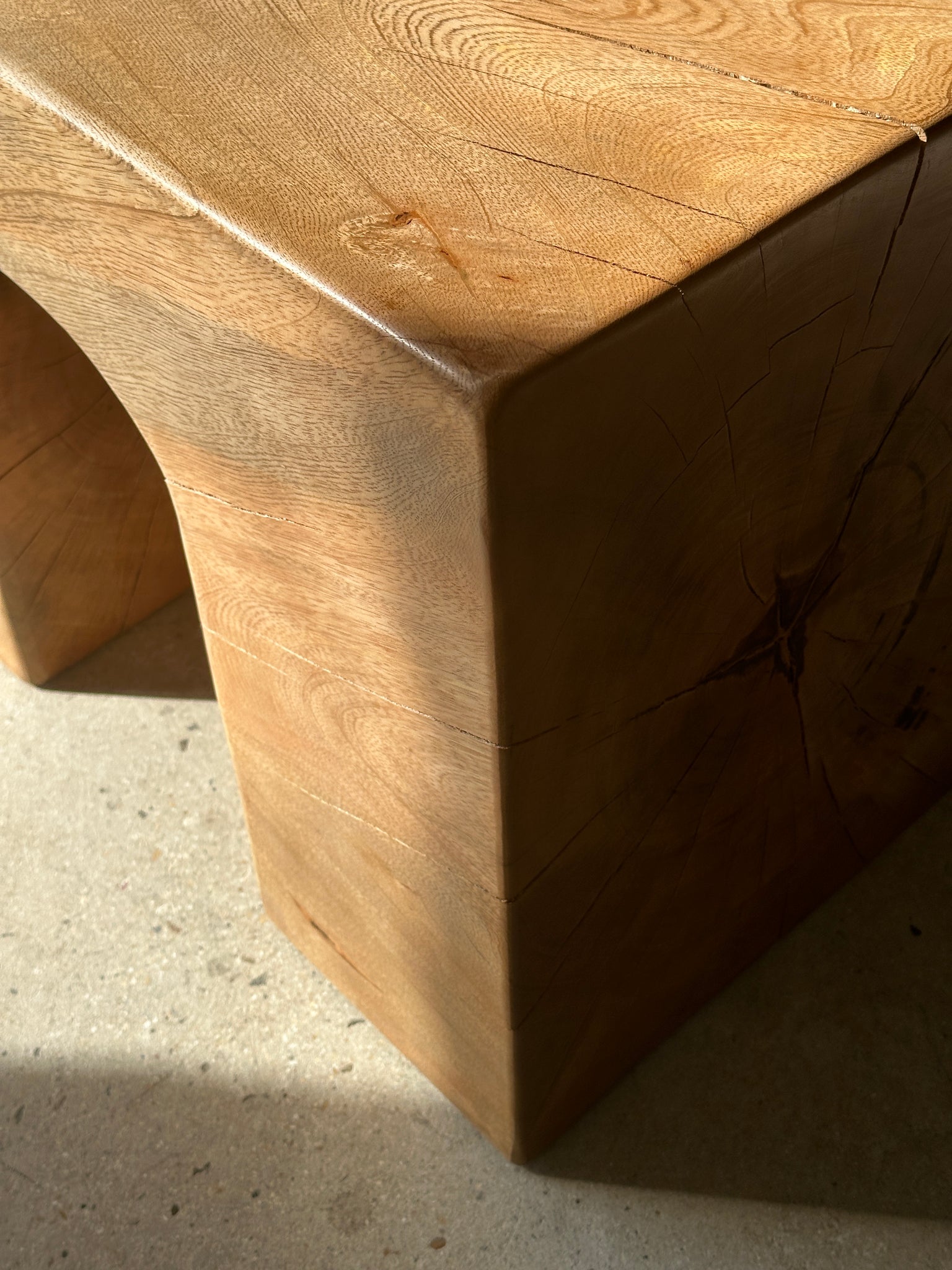 Banc en bois monoxyle massif piètement sculpté en 3 arches - Couleur bois naturel