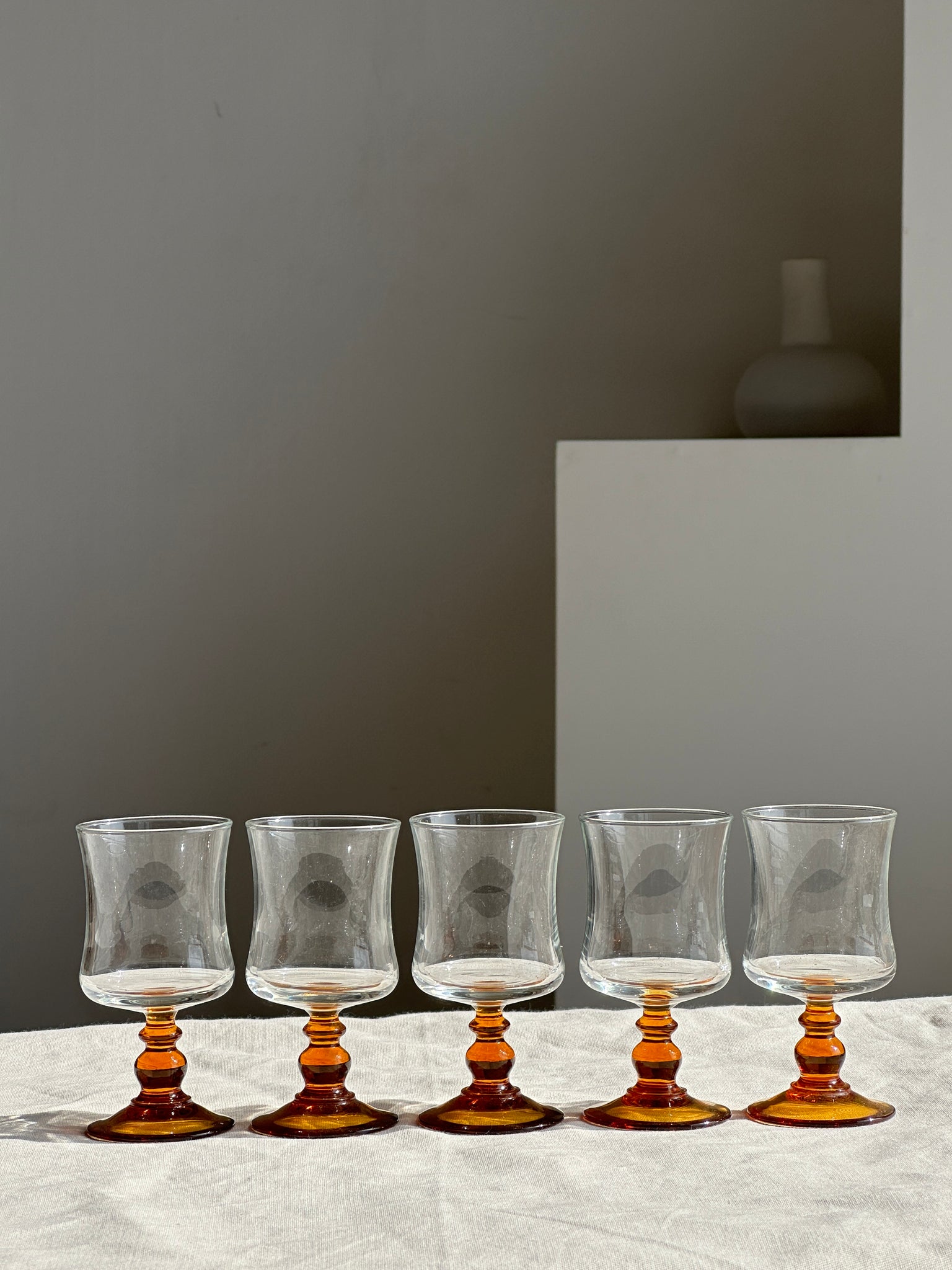 4 petits verres en verre pied coloré orange