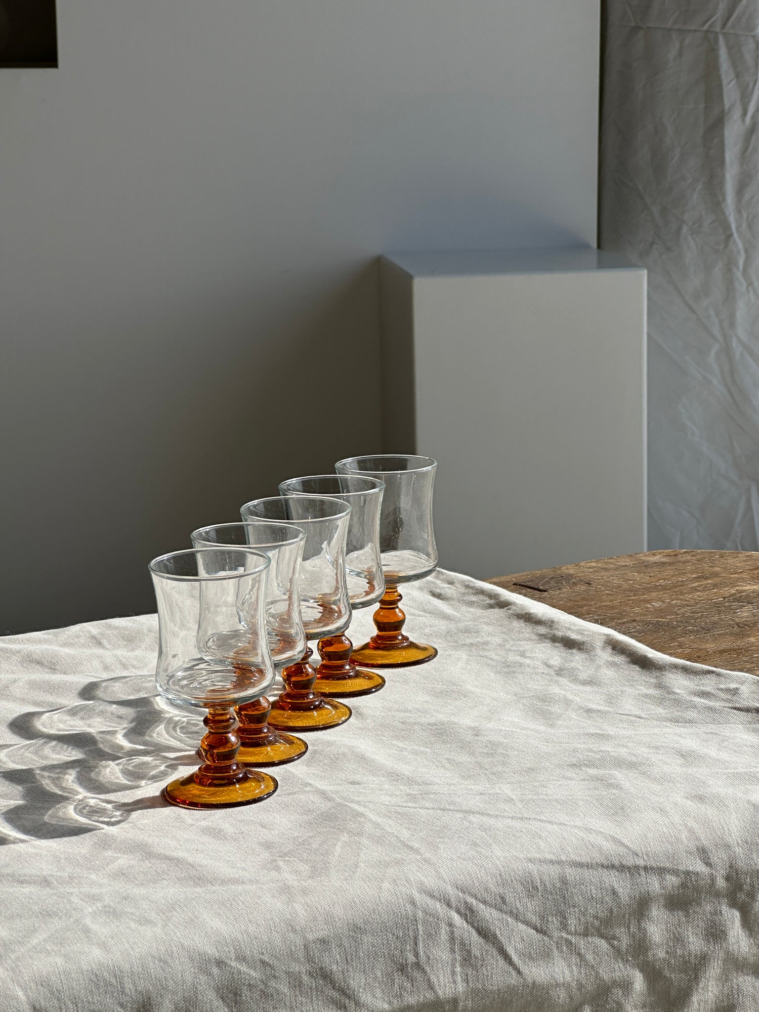 5 petits verres en verre pied coloré orange