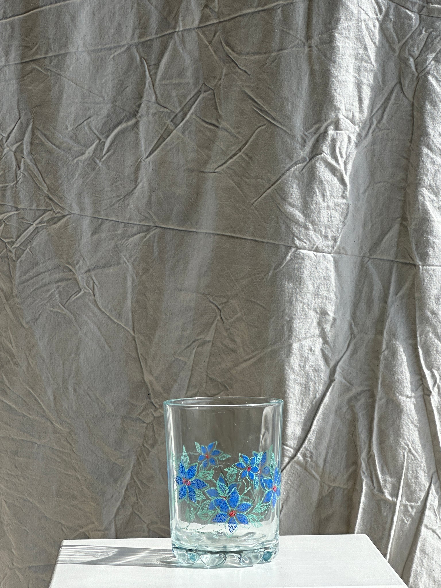 Vase vintage en verre motif fleurs bleues H14