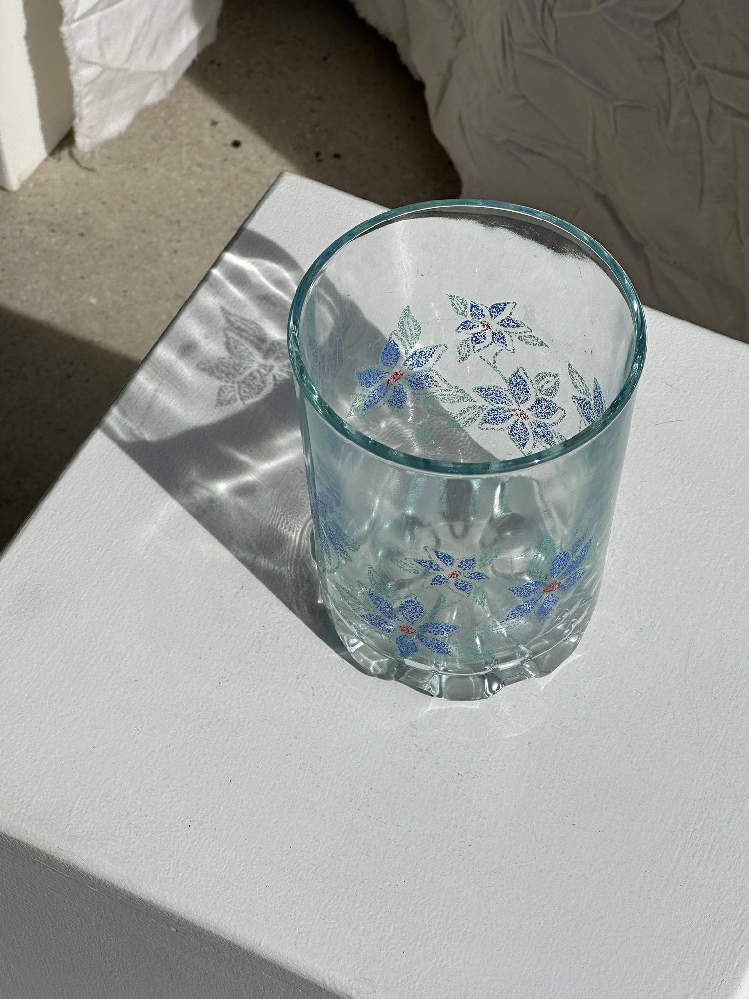Vase vintage en verre motif fleurs bleues H14