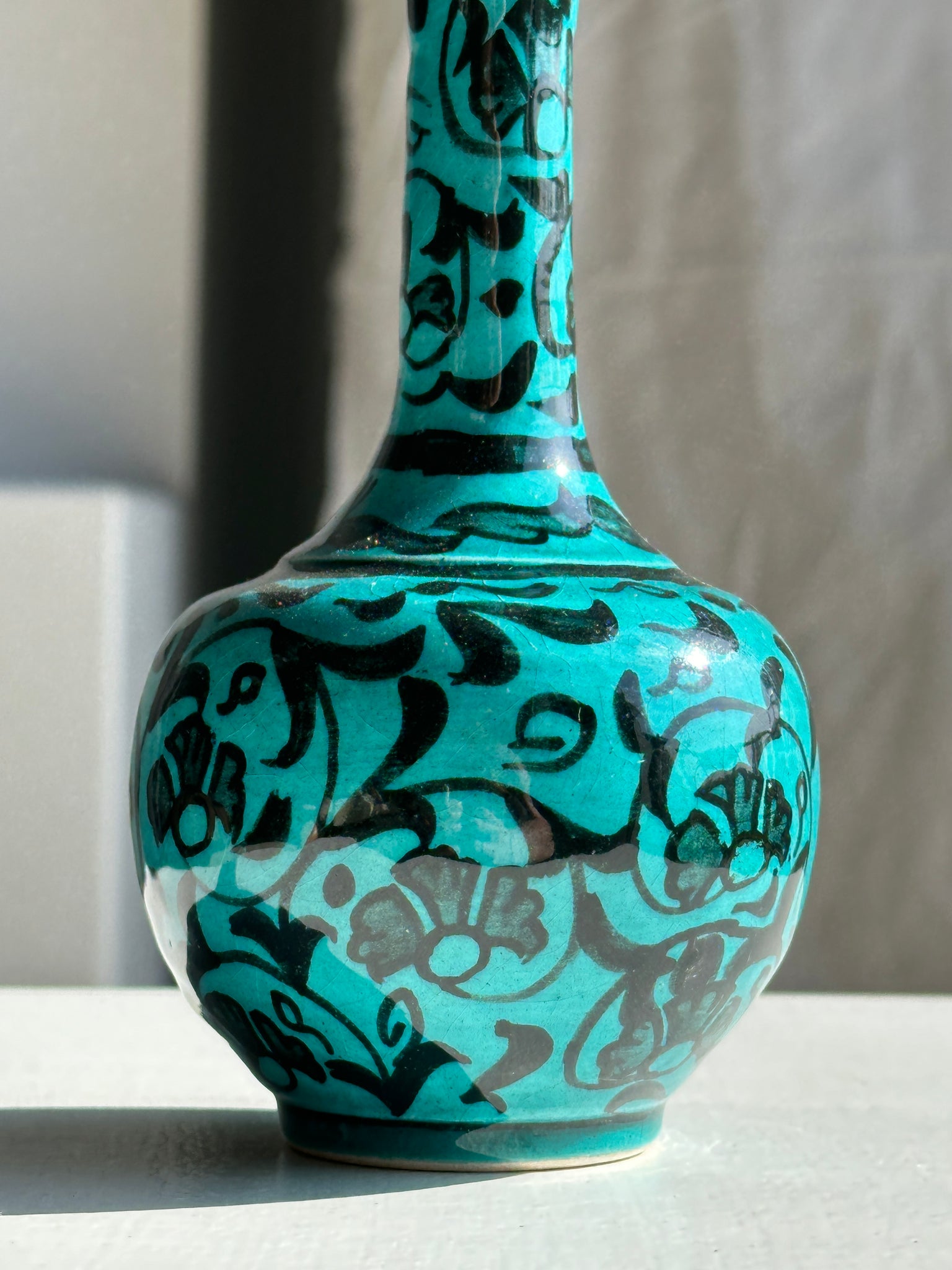 Mini vase soliflore turquoise à motifs peints à la main en noir