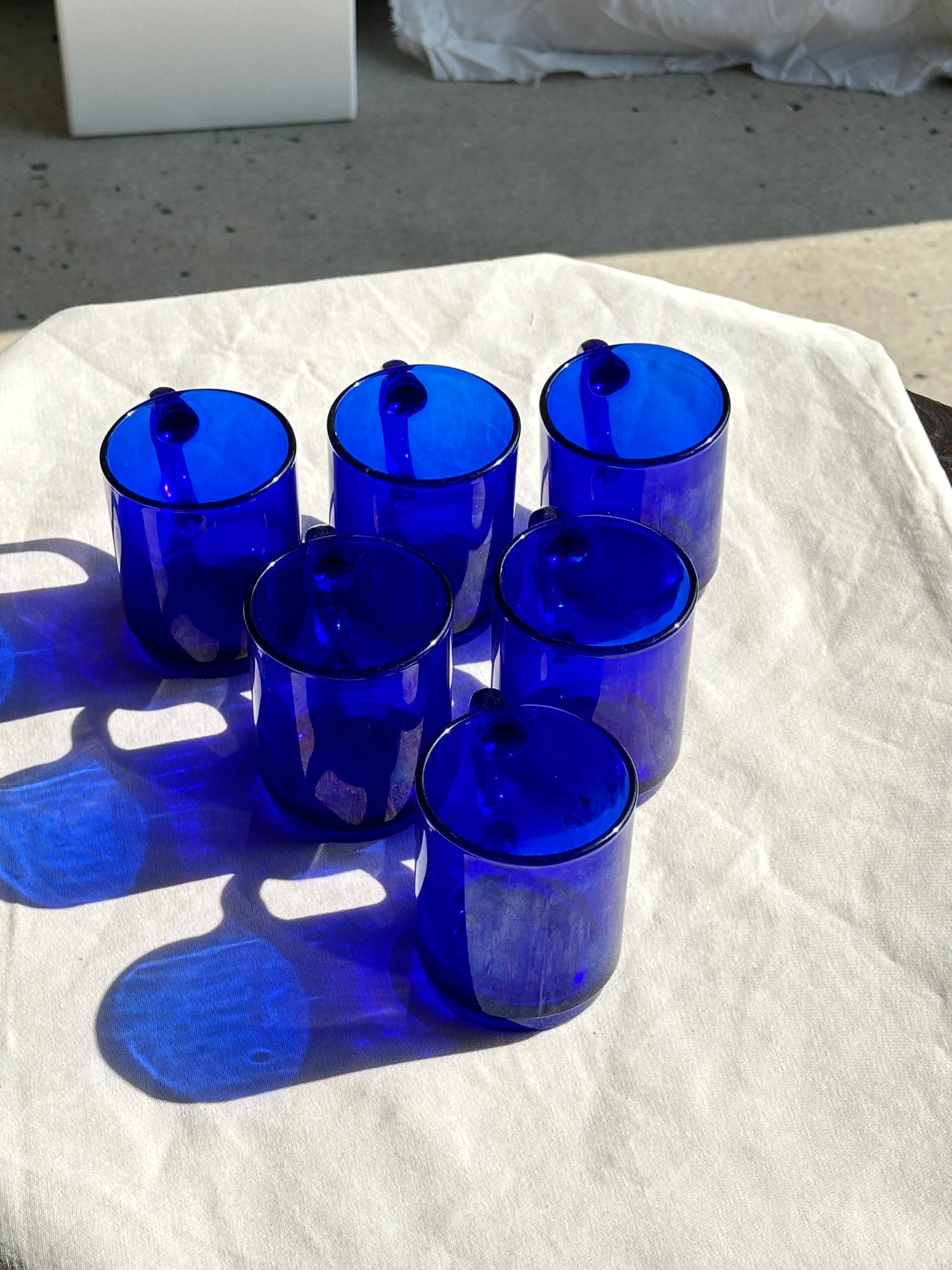 Lot de 6 tasses à anses en verre bleu