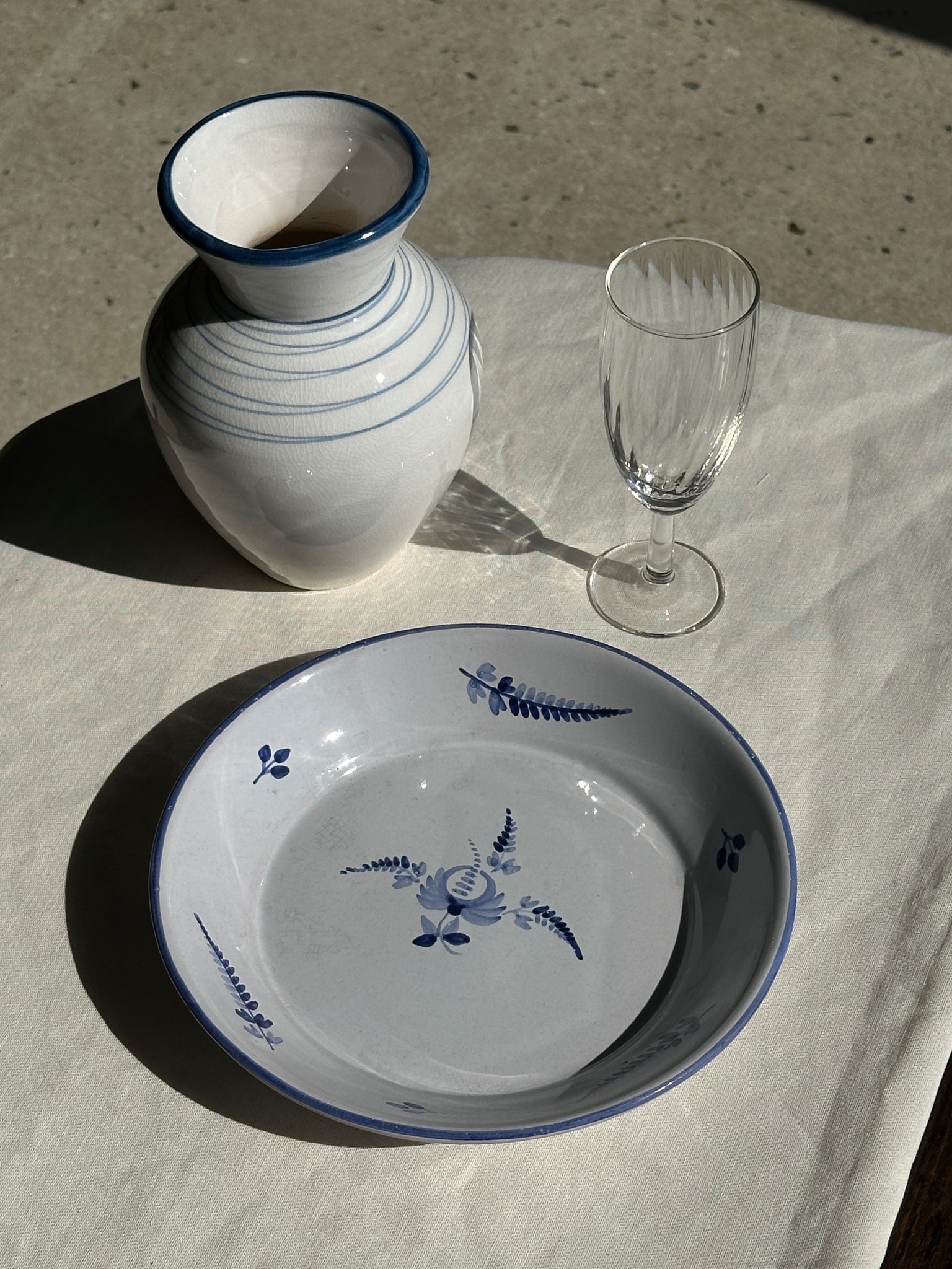 Petit vase blanc et bleu à motifs de cercles bleus