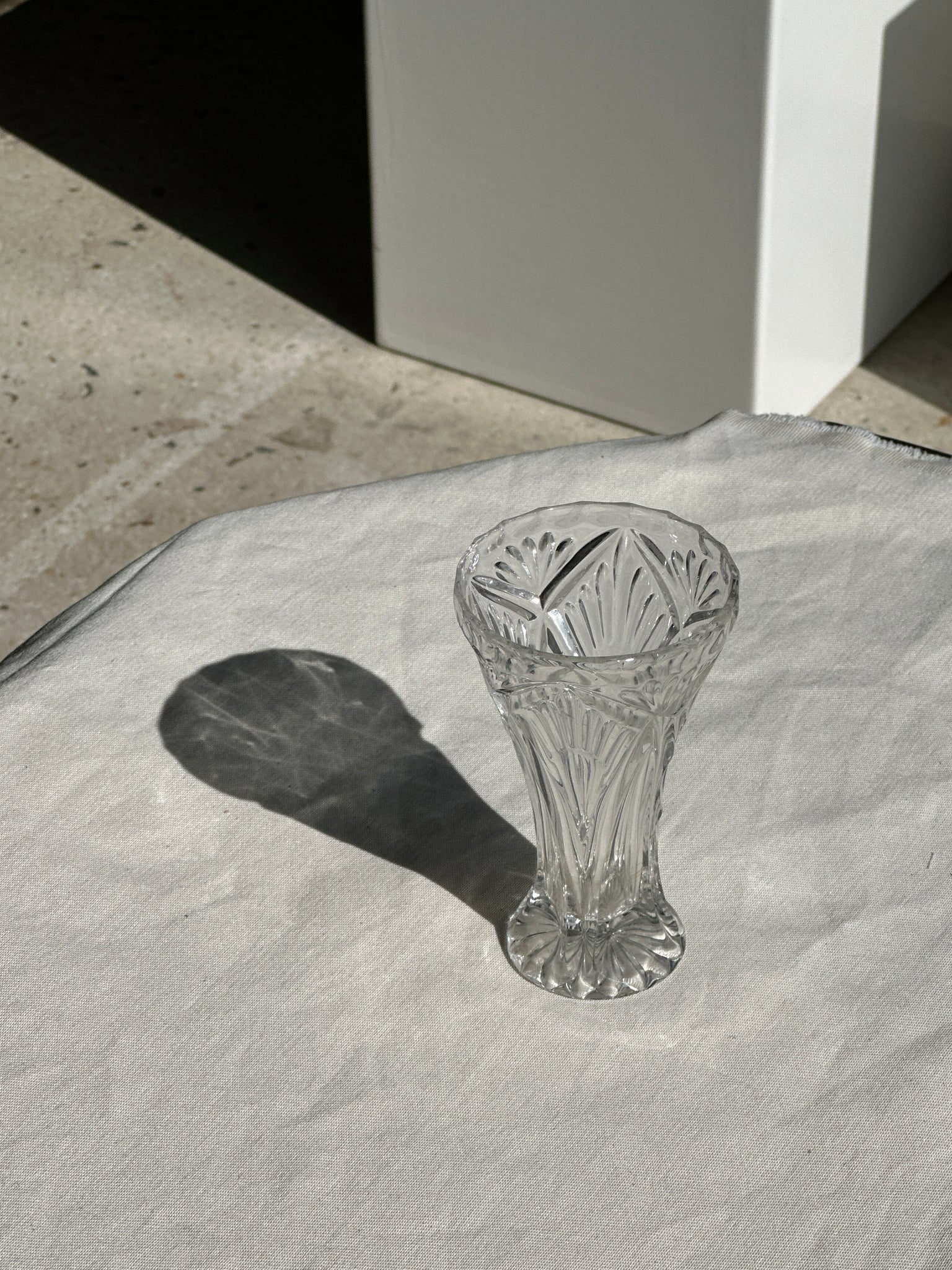 Petit vase en verre évasé classique