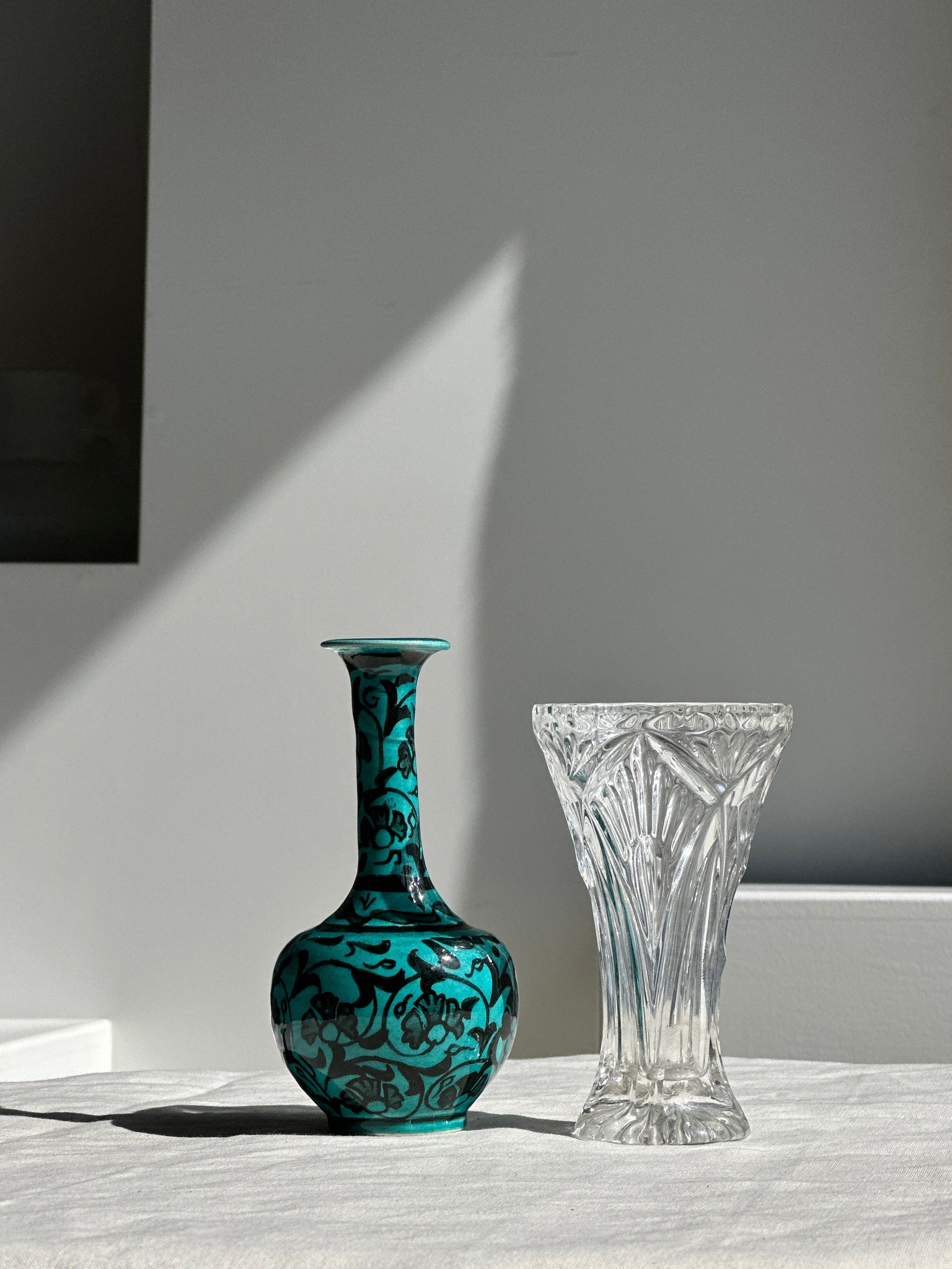 Mini vase soliflore turquoise à motifs peints à la main en noir