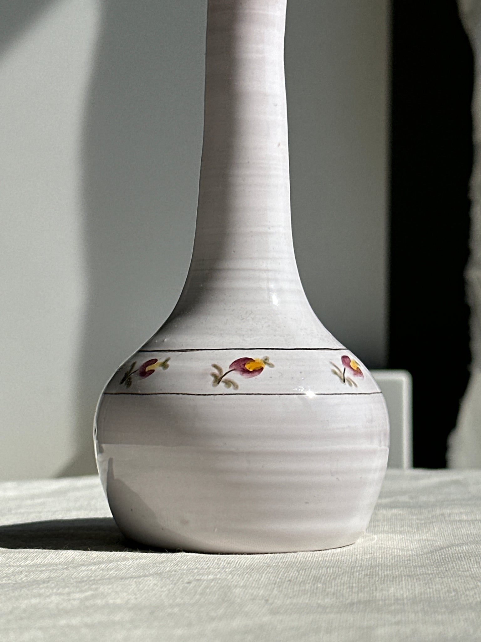 Mini vase soliflore en faïence à motifs de fleurs roses