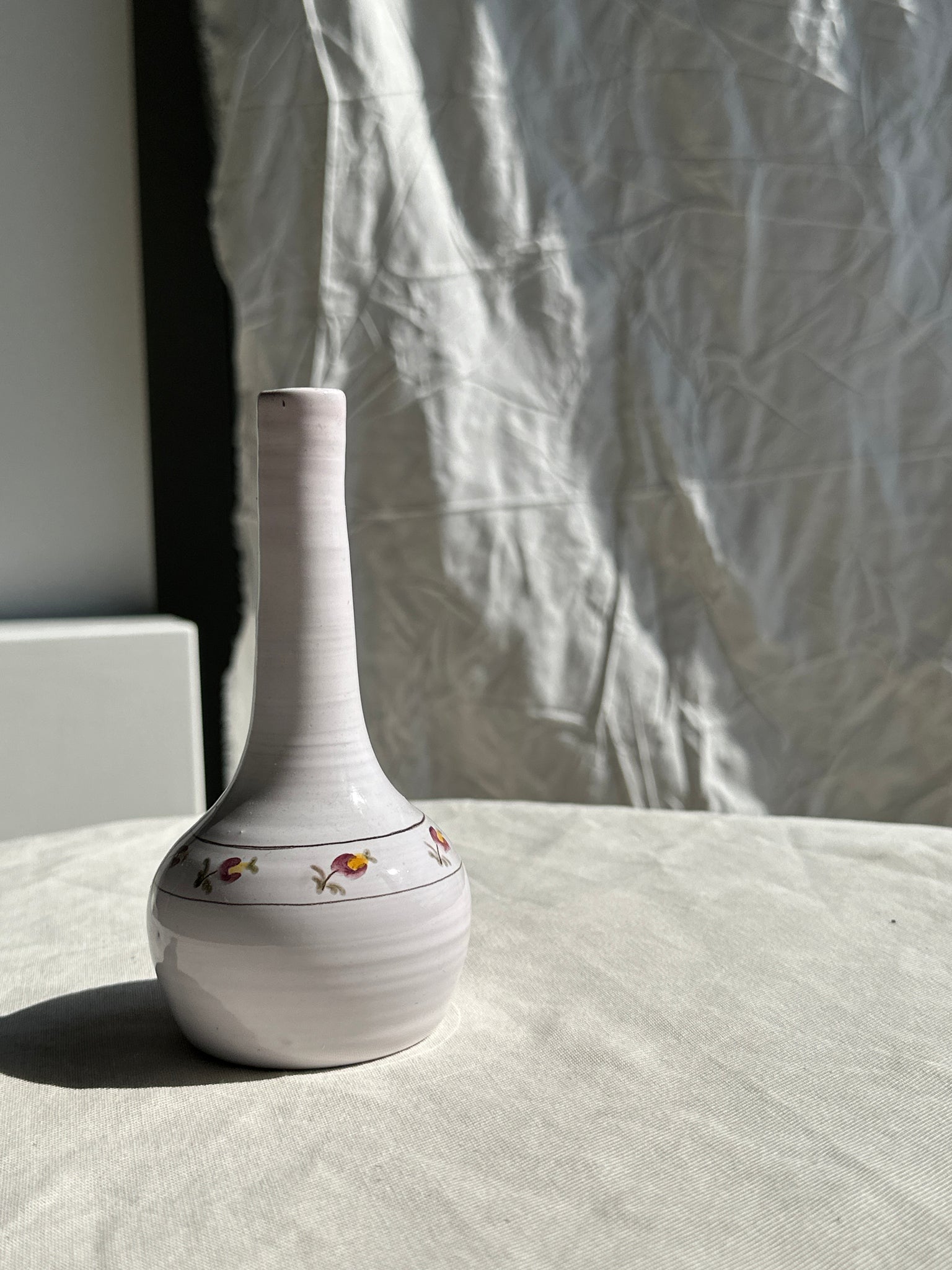 Mini vase soliflore en faïence à motifs de fleurs roses