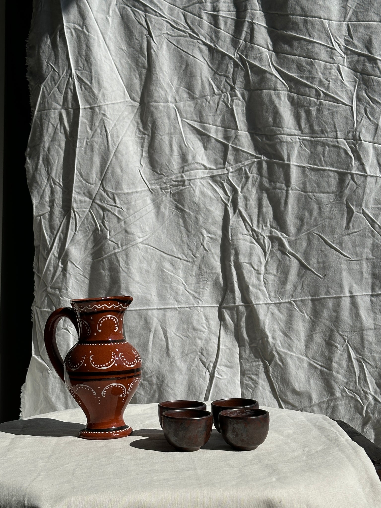 Petite carafe portugaise en terre peinte à la main noire et blanche