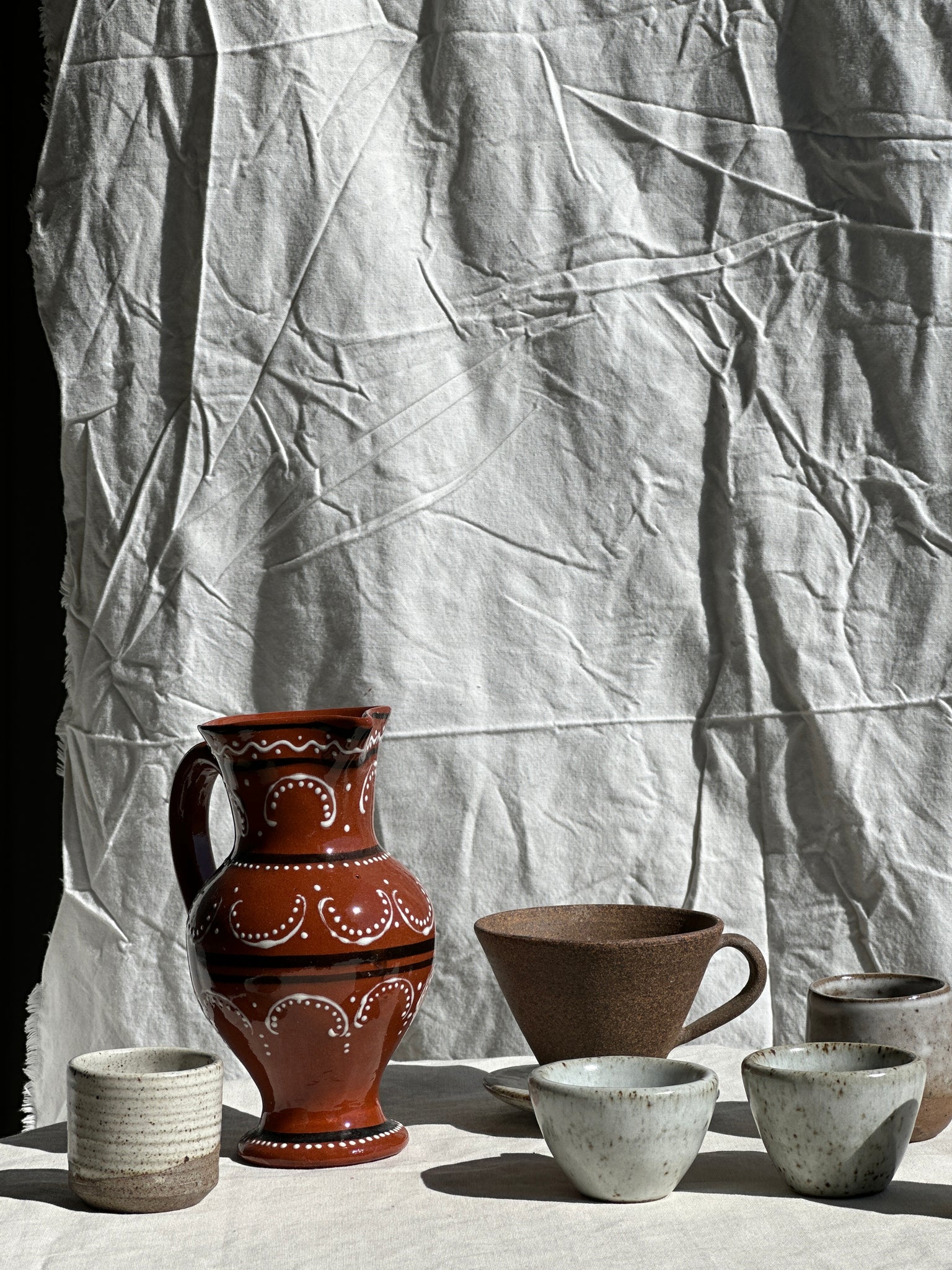 Petite carafe portugaise en terre peinte à la main noire et blanche