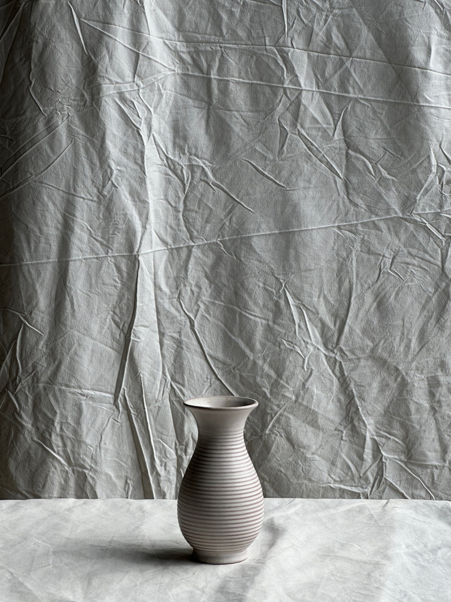 Petit vase strié blanc col évasé