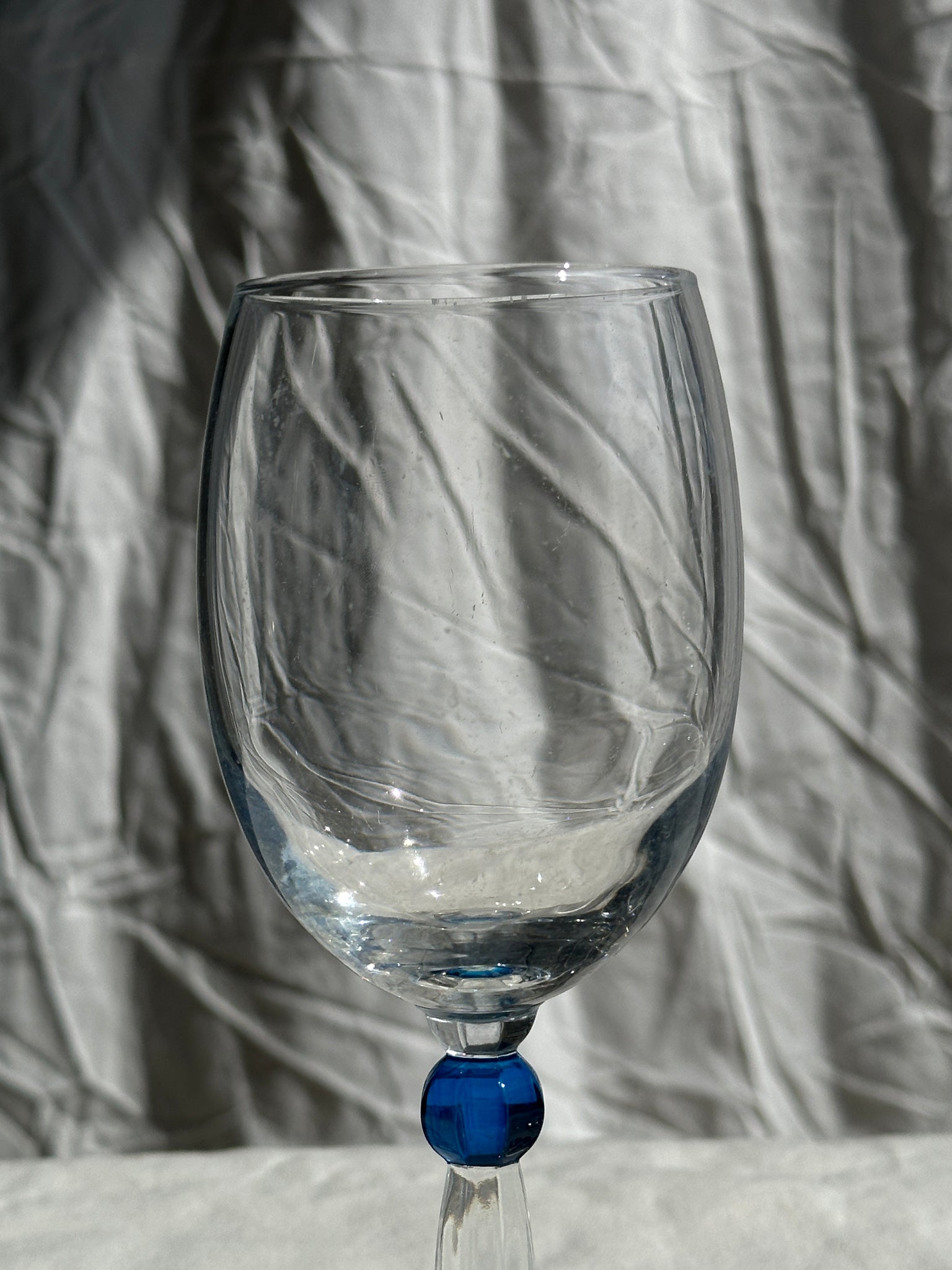 Lot de 4 verres à vin en verre sphère bleu au pied